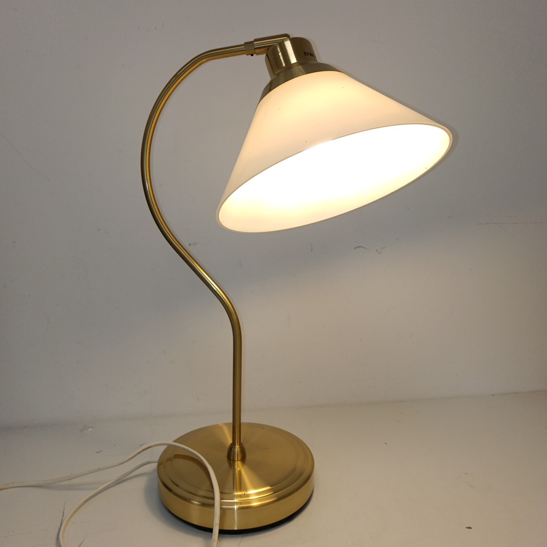 Voir photo 2 de Lampe de bureau / Ikea / Laiton / Abat-jour en verre opalin Lampe de bureau / Ikea / Laiton / Abat-jour en verre opalin Très bon état reconditionné photo 2