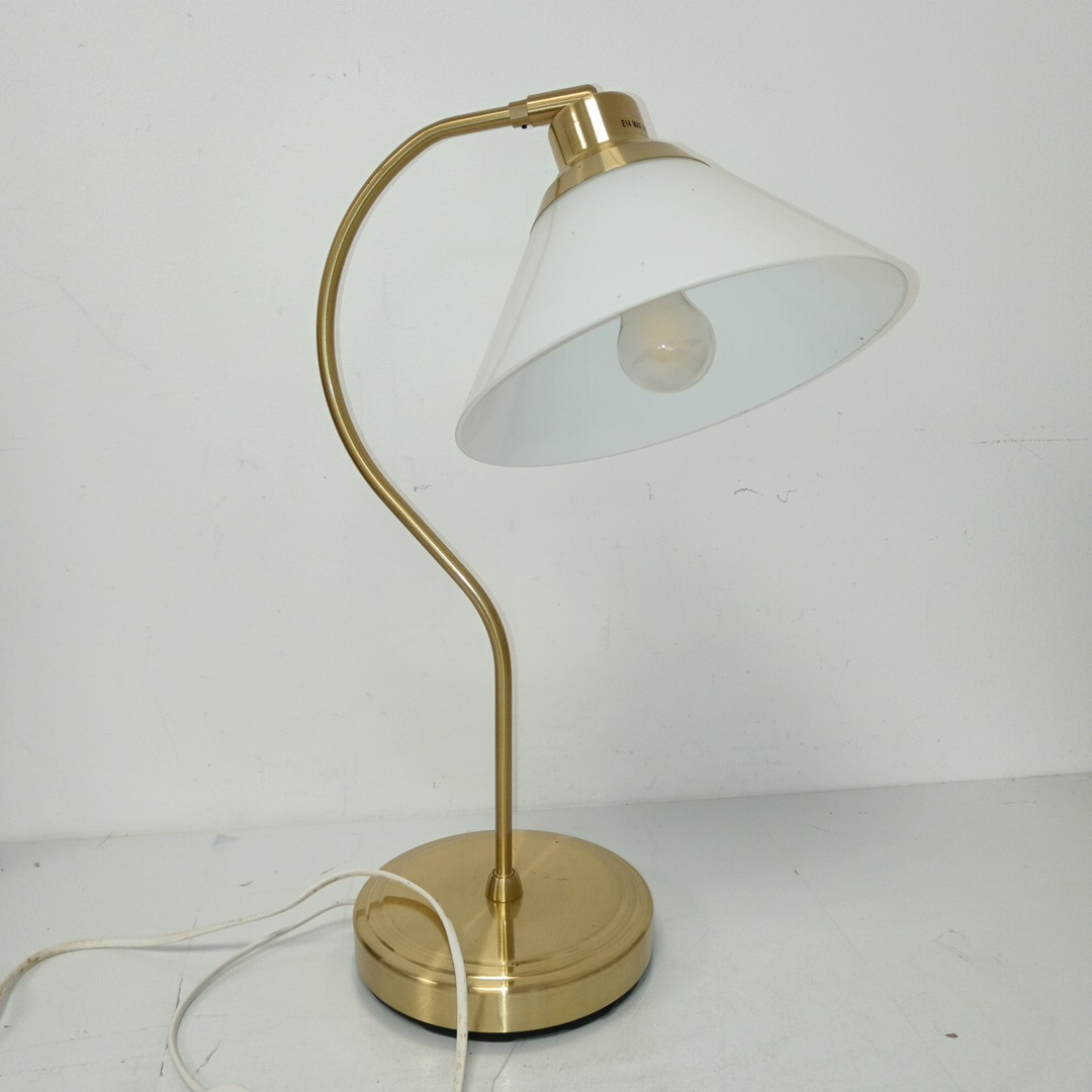 Voir photo 4 de Lampe de bureau / Ikea / Laiton / Abat-jour en verre opalin Lampe de bureau / Ikea / Laiton / Abat-jour en verre opalin Très bon état reconditionné photo 4