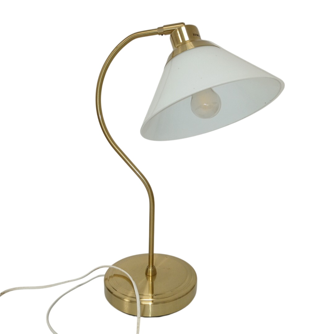 Acheter Lampe de bureau / Ikea / Laiton / Abat-jour en verre opalin Très bon état - 25,00 € Lampe de bureau / Ikea / Laiton / Abat-jour en verre opalin Très bon état reconditionné disponible sur Label Emmaüs