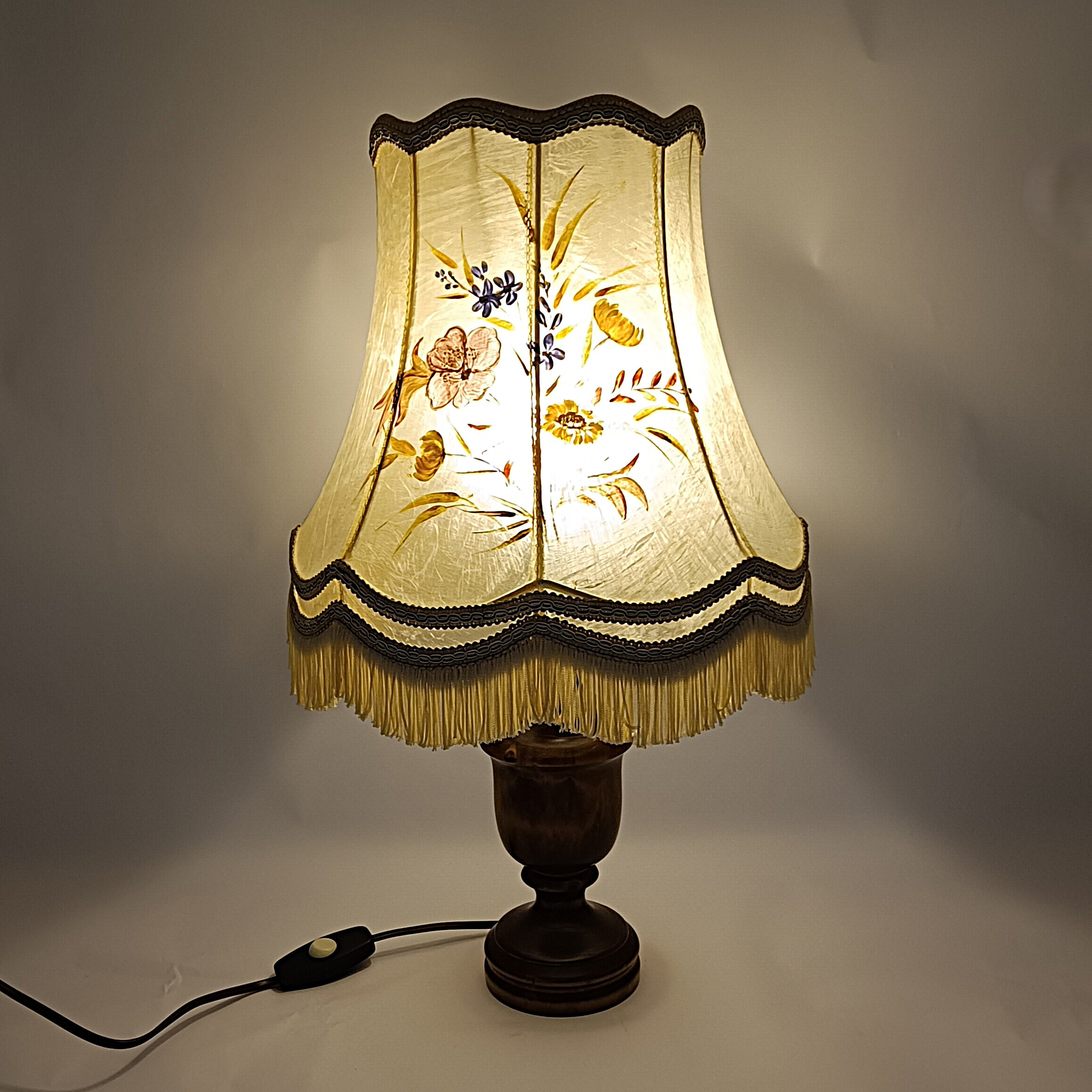 Voir photo 2 de Lampe de table abat-jour rigide décor floral fabrication artisanale h 53 cm Lampe de table abat-jour rigide décor floral fabrication artisanale h 53 cm Bon état reconditionné photo 2