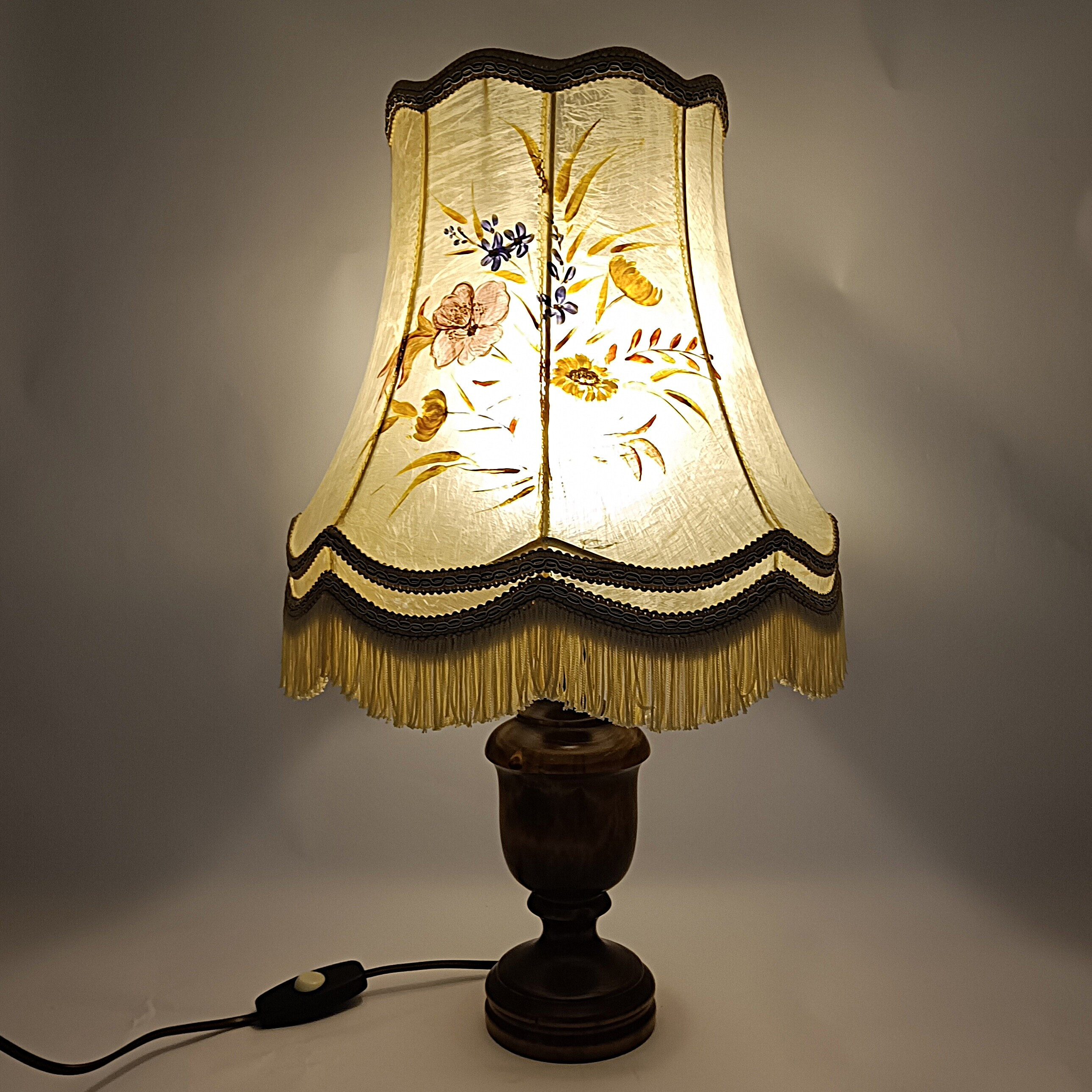 Voir photo 6 de Lampe de table abat-jour rigide décor floral fabrication artisanale h 53 cm Lampe de table abat-jour rigide décor floral fabrication artisanale h 53 cm Bon état reconditionné photo 6