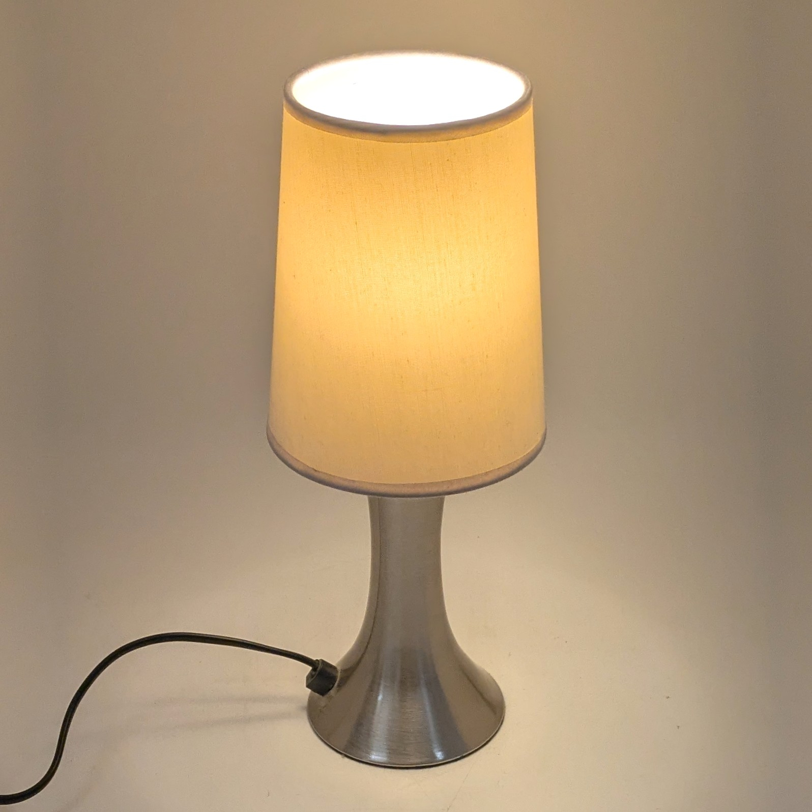 Voir photo 2 de Lampe de table AGEMOB en métal avec abat‑jour cylindrique beige Lampe de table AGEMOB en métal avec abat‑jour cylindrique beige Bon état reconditionné photo 2