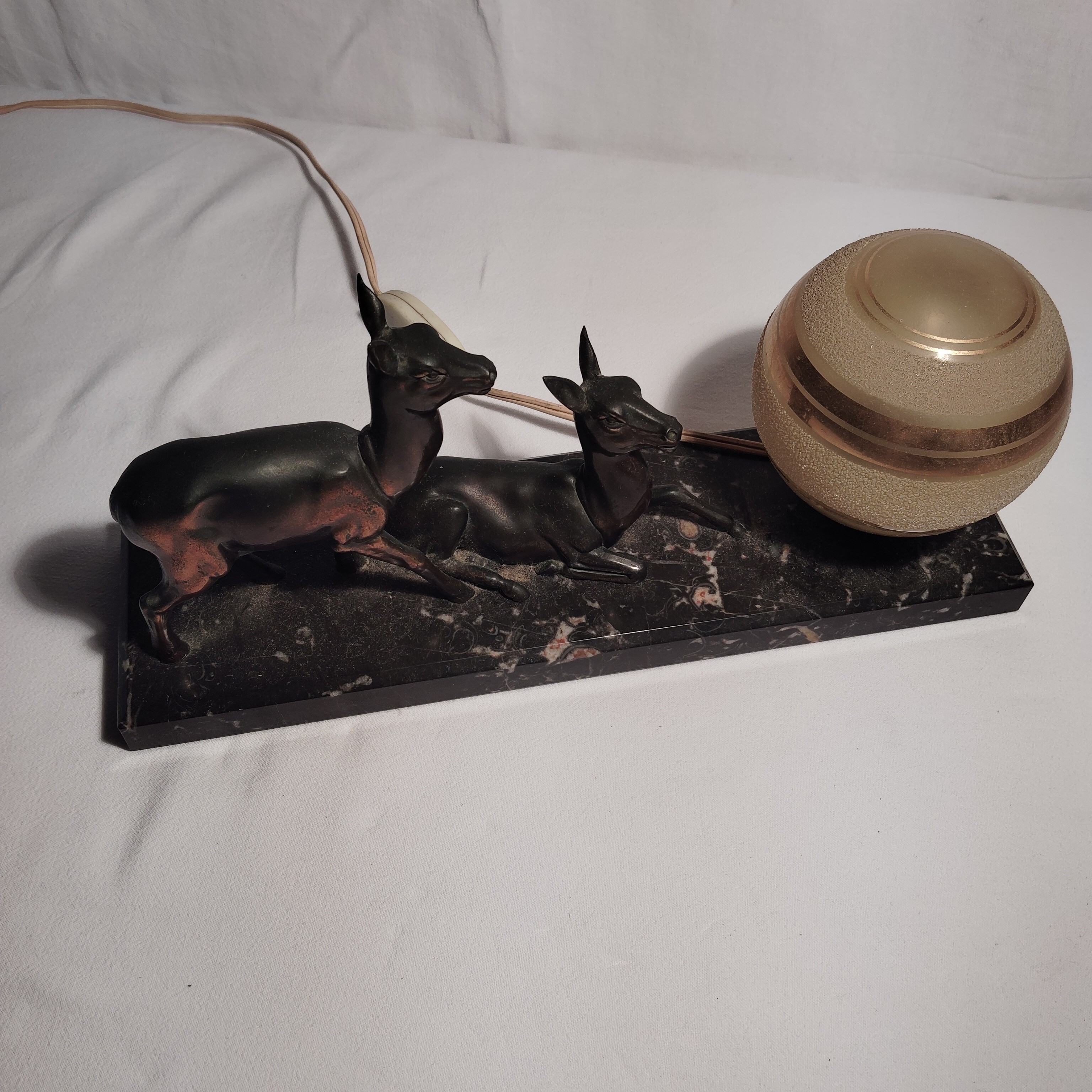 Voir photo 3 de Lampe de table Art Déco avec 2 cerfs en marbre Lampe de table Art Déco avec 2 cerfs en marbre Bon état reconditionné photo 3