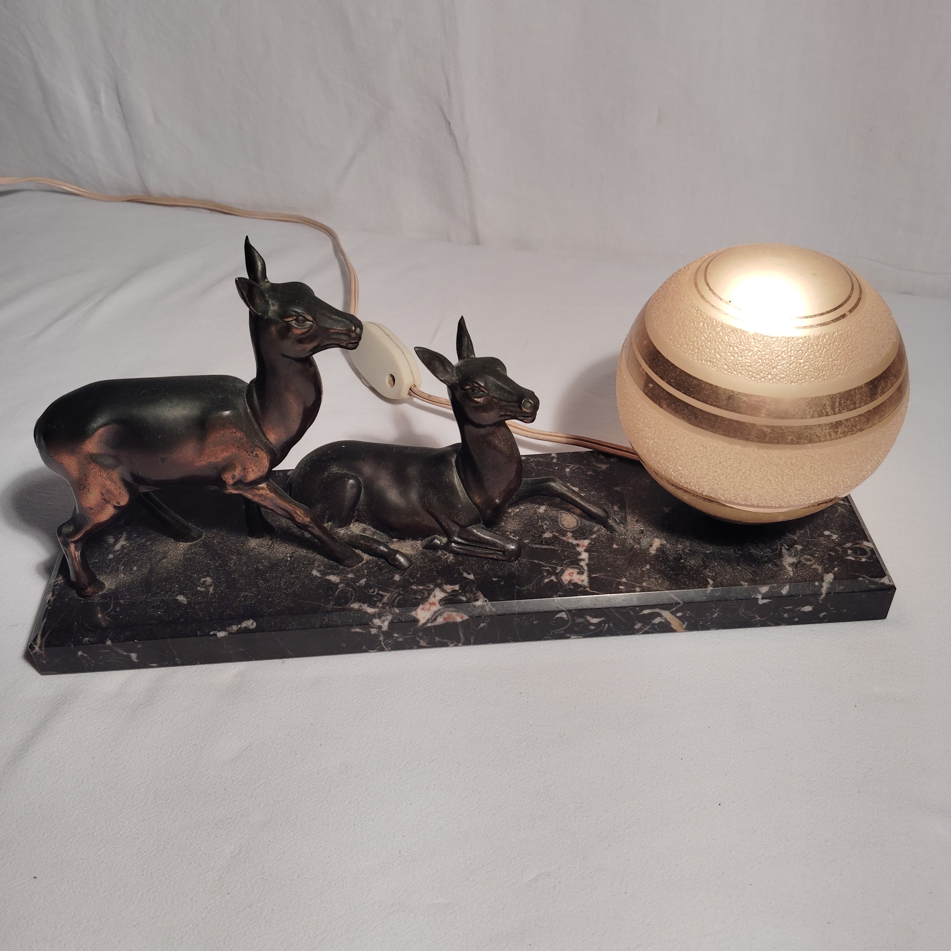 Voir photo 4 de Lampe de table Art Déco avec 2 cerfs en marbre Lampe de table Art Déco avec 2 cerfs en marbre Bon état reconditionné photo 4