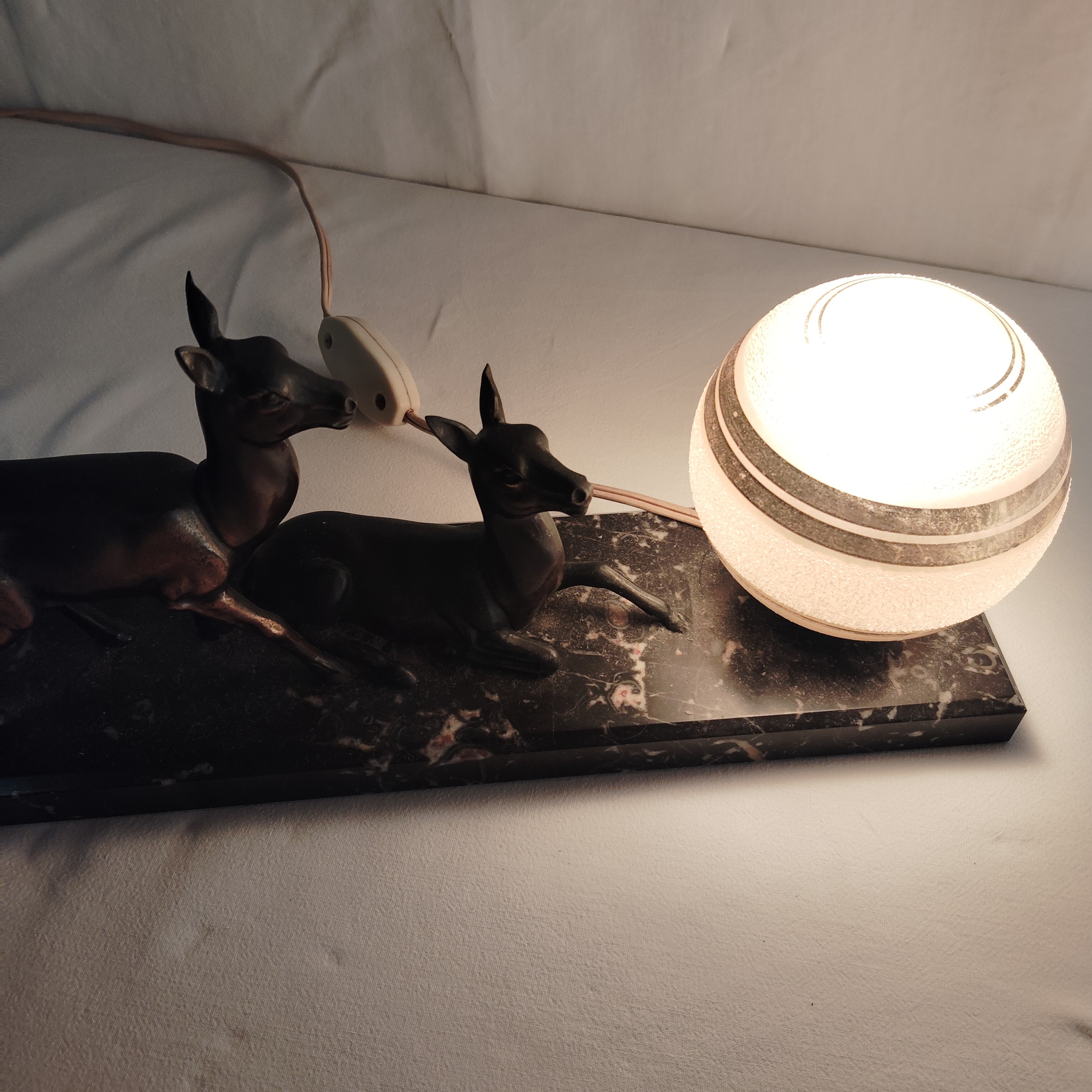 Voir photo 5 de Lampe de table Art Déco avec 2 cerfs en marbre Lampe de table Art Déco avec 2 cerfs en marbre Bon état reconditionné photo 5