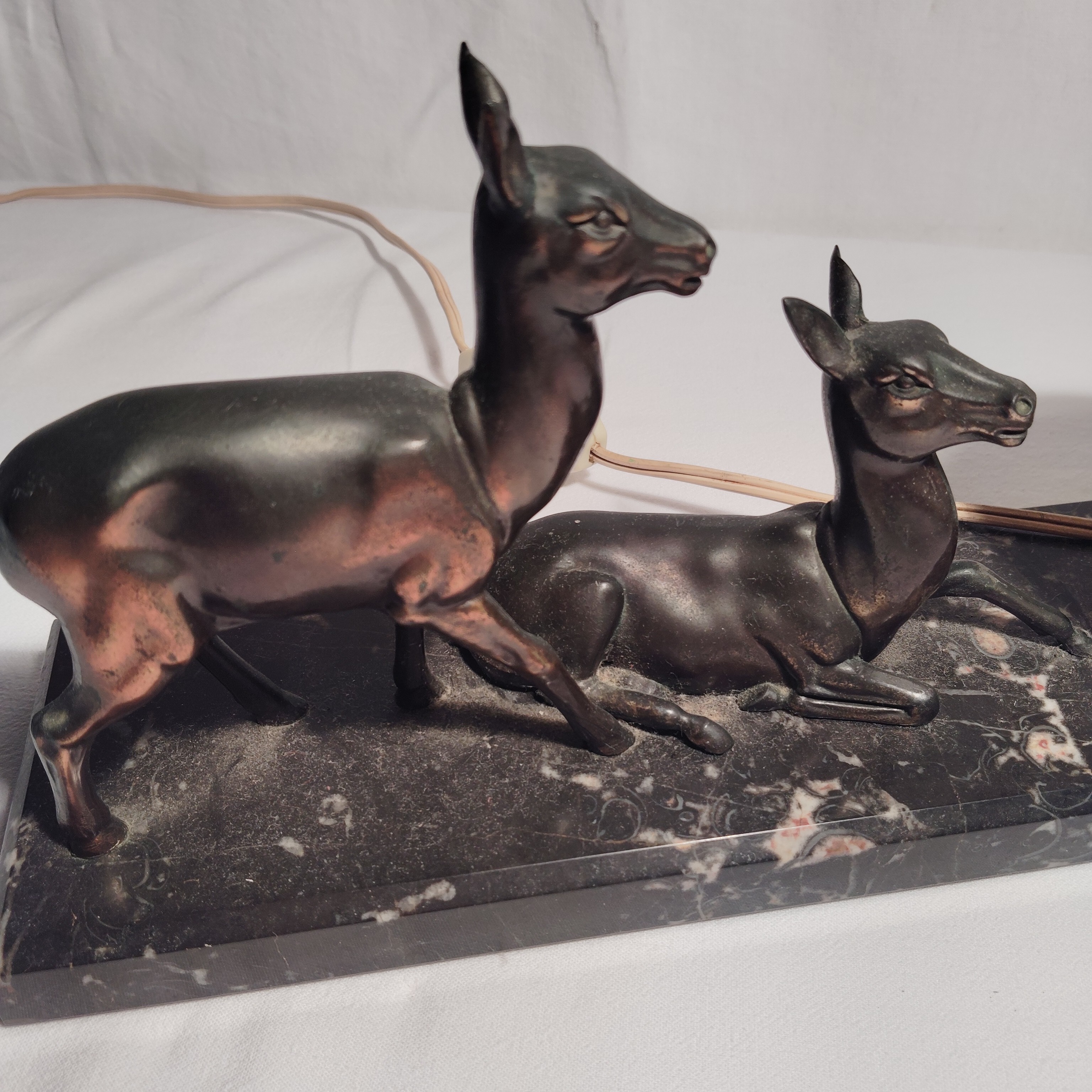 Voir photo 6 de Lampe de table Art Déco avec 2 cerfs en marbre Lampe de table Art Déco avec 2 cerfs en marbre Bon état reconditionné photo 6