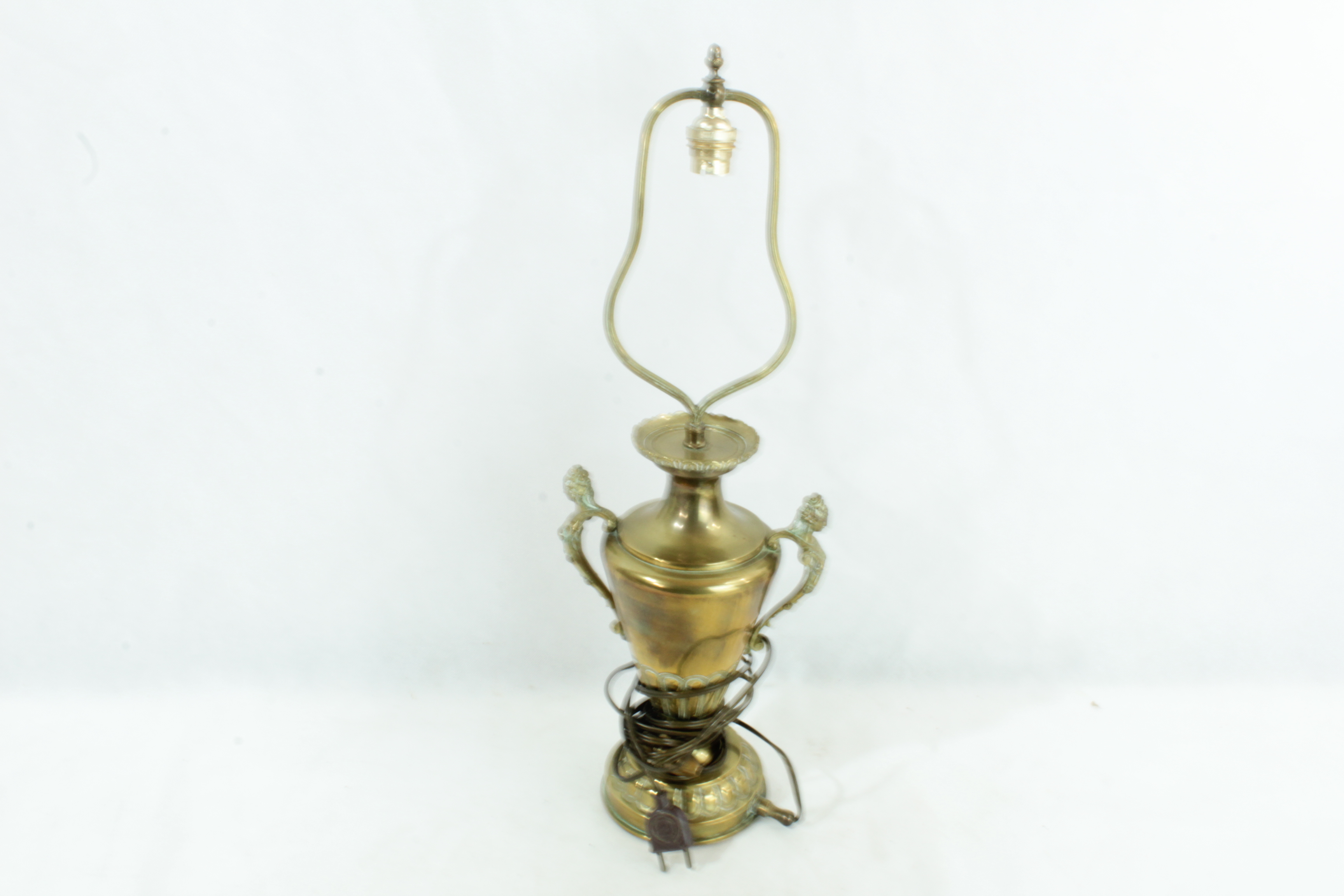 Lampe de table en forme d'urne trophée en laiton Très bon état - 175,00 € Lampe de table en forme d'urne trophée en laiton Très bon état reconditionné disponible sur Label Emmaüs