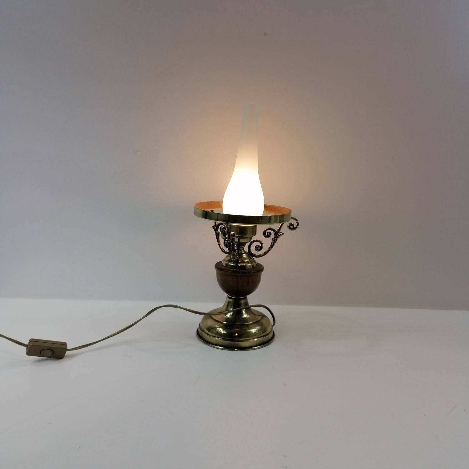 Acheter Lampe de table en laiton et bois État correct - 17,50 € Lampe de table en laiton et bois État correct reconditionné disponible sur Label Emmaüs