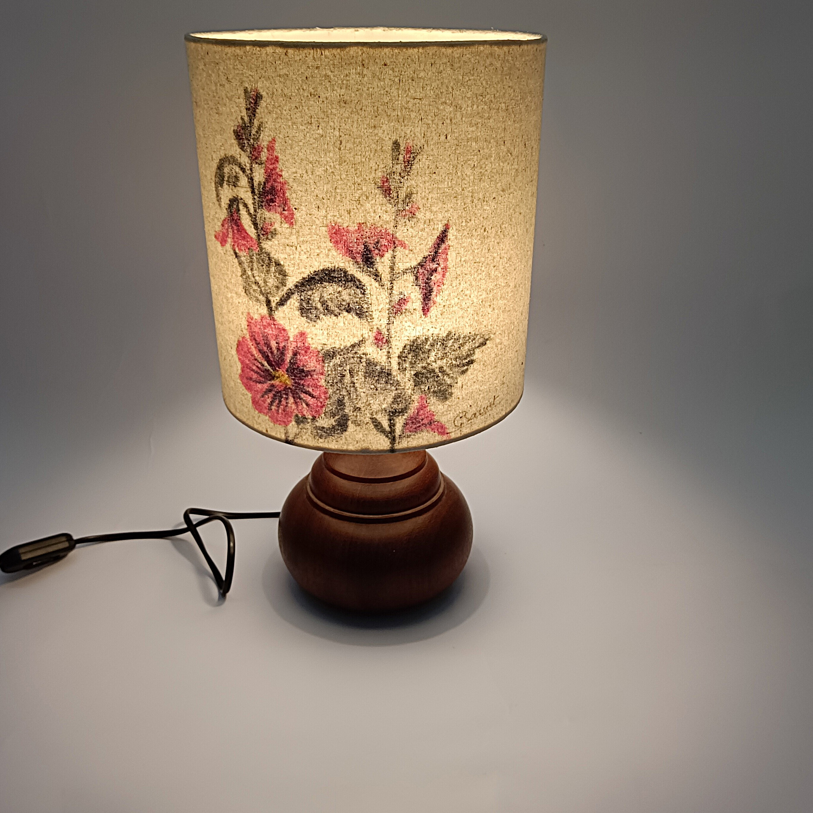 Voir photo 2 de Lampe de table vintage en bois tourné et abat-jour floral signé G. Saucôt Lampe de table vintage en bois tourné et abat-jour floral signé G. Saucôt Bon état reconditionné photo 2