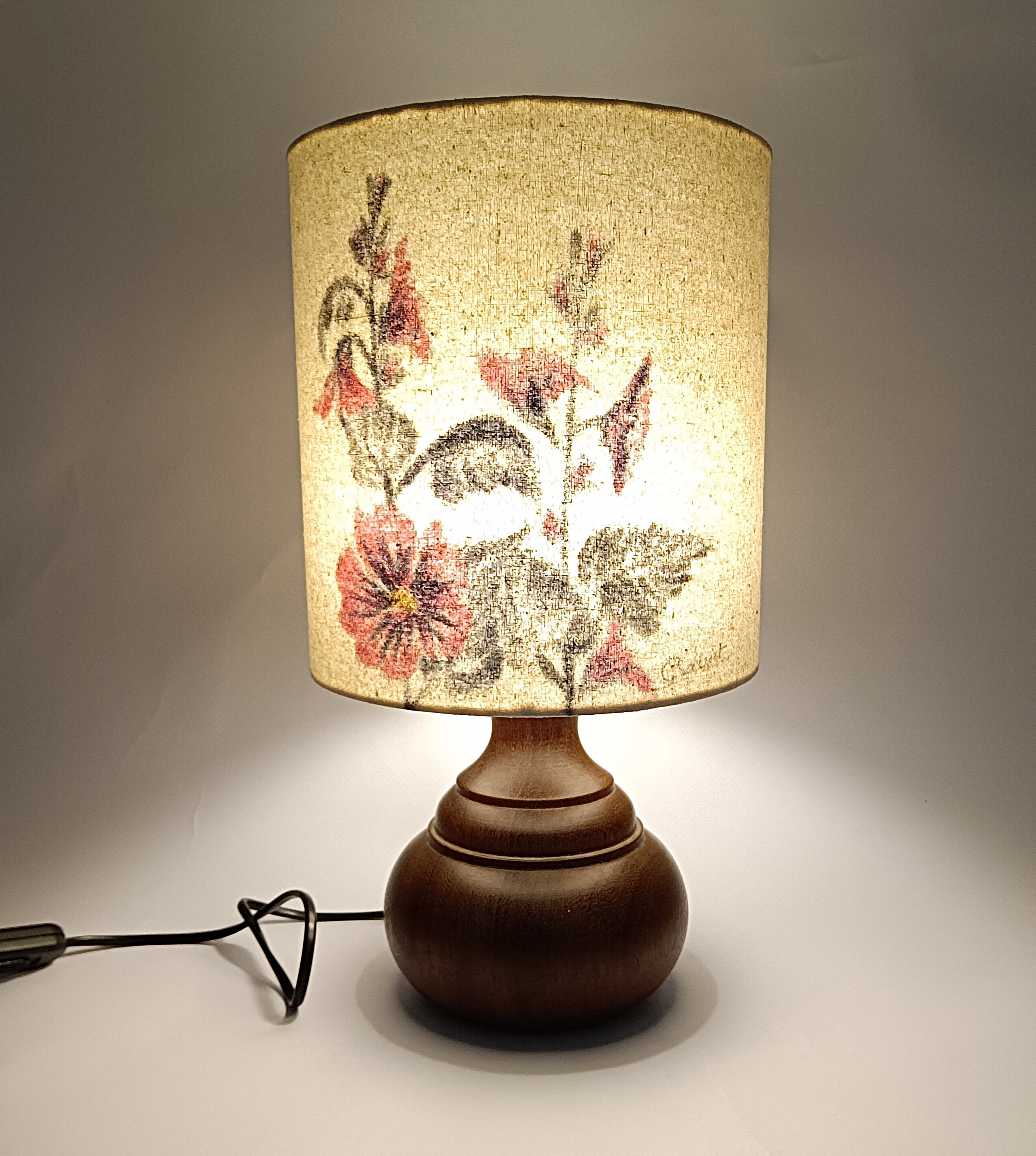 Voir photo 3 de Lampe de table vintage en bois tourné et abat-jour floral signé G. Saucôt Lampe de table vintage en bois tourné et abat-jour floral signé G. Saucôt Bon état reconditionné photo 3