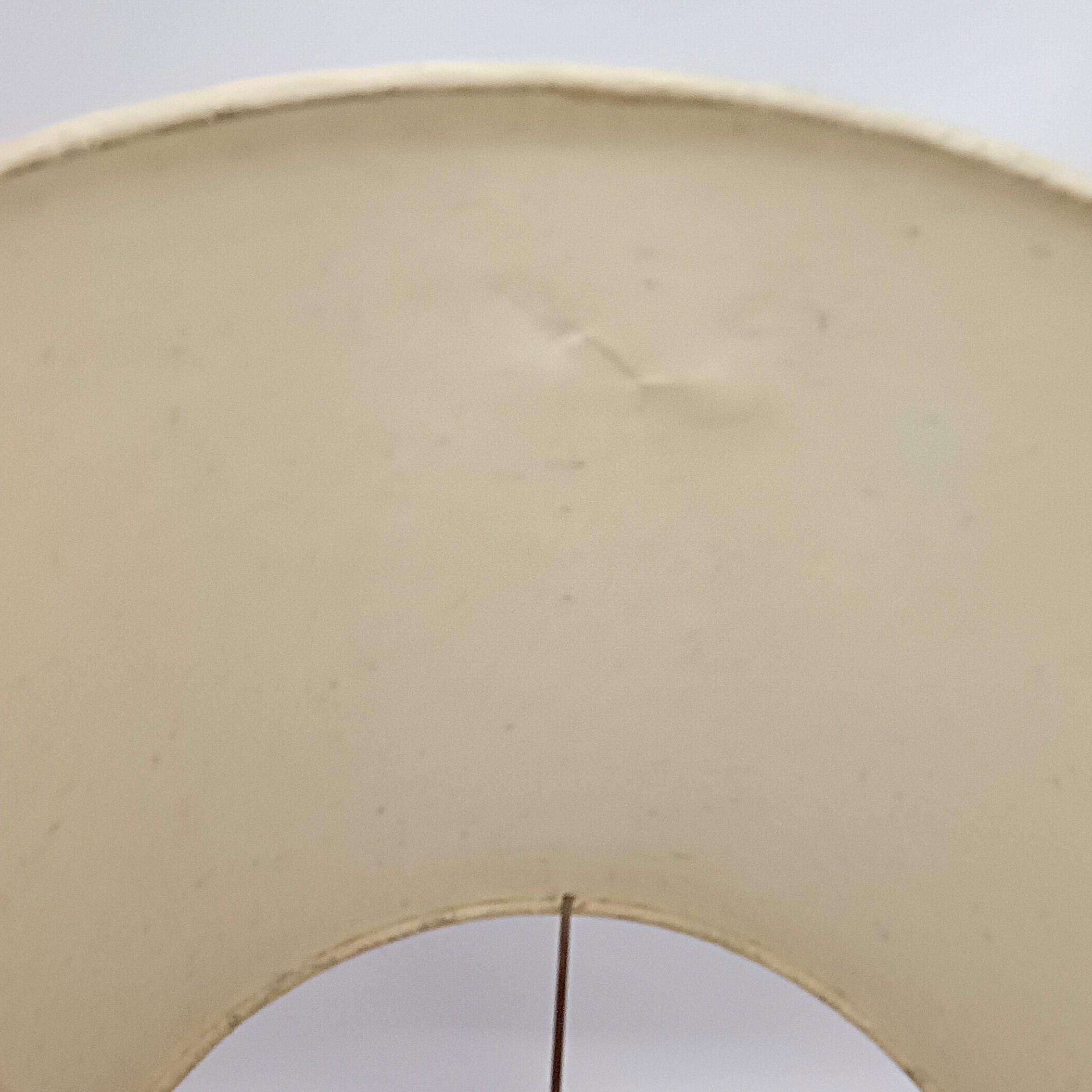 Voir photo 7 de Lampe de table vintage en bois tourné et abat-jour floral signé G. Saucôt Lampe de table vintage en bois tourné et abat-jour floral signé G. Saucôt Bon état reconditionné photo 7