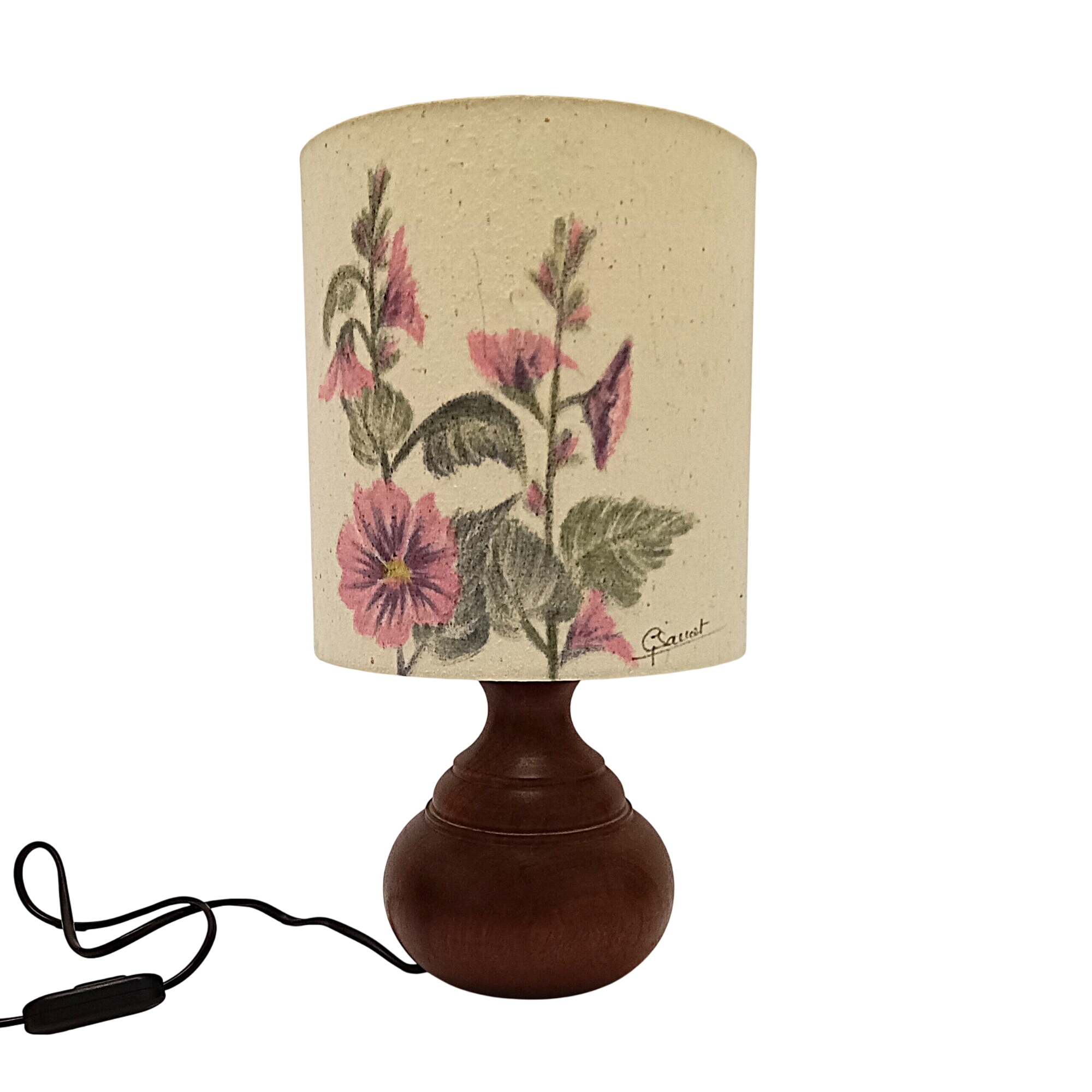 Lampe de table vintage en bois tourné et abat-jour floral signé G. Saucôt Bon état - 30,00 € Lampe de table vintage en bois tourné et abat-jour floral signé G. Saucôt Bon état reconditionné disponible sur Label Emmaüs
