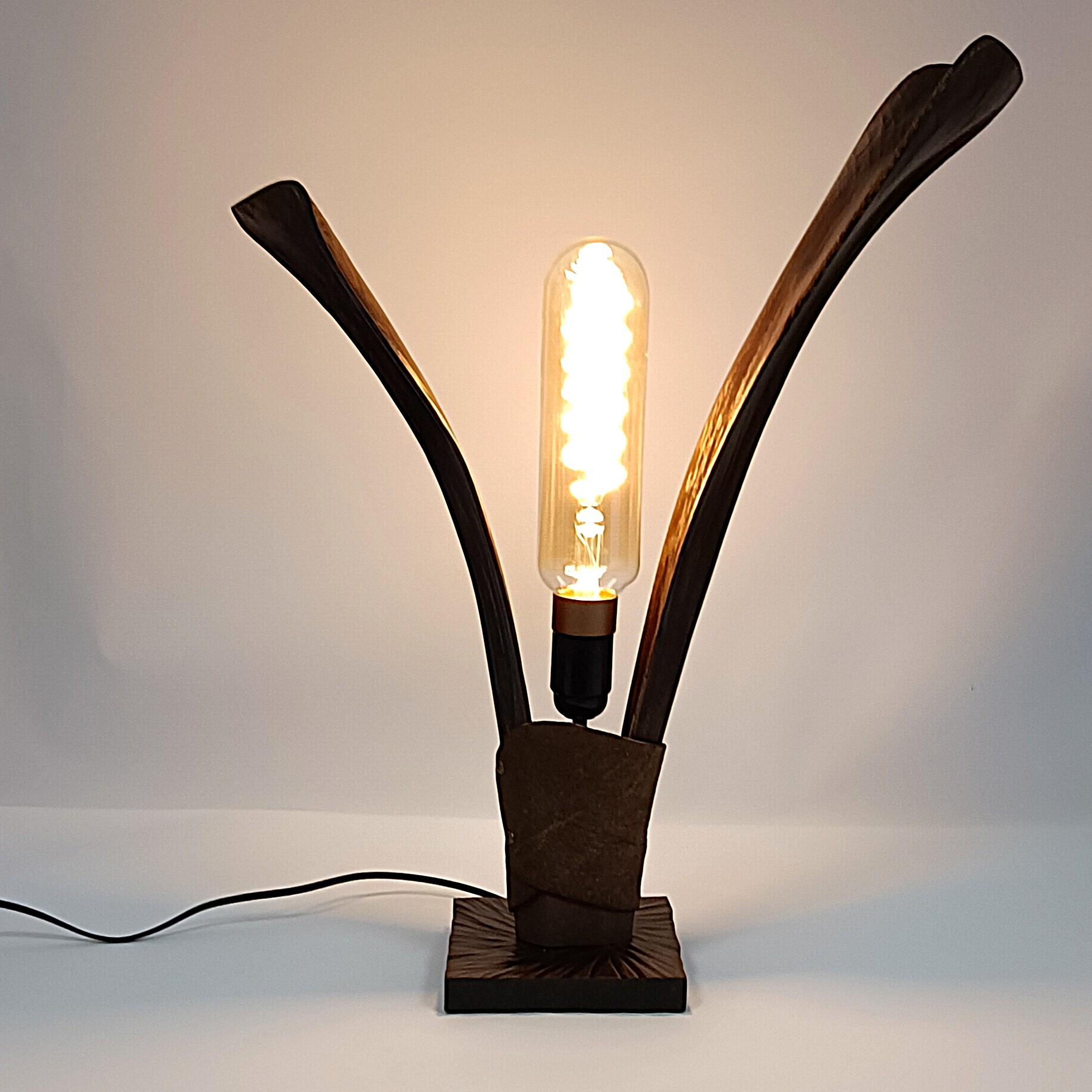 Voir photo 2 de Lampe décorative en bois et cuir Lampe décorative en bois et cuir Bon état reconditionné photo 2