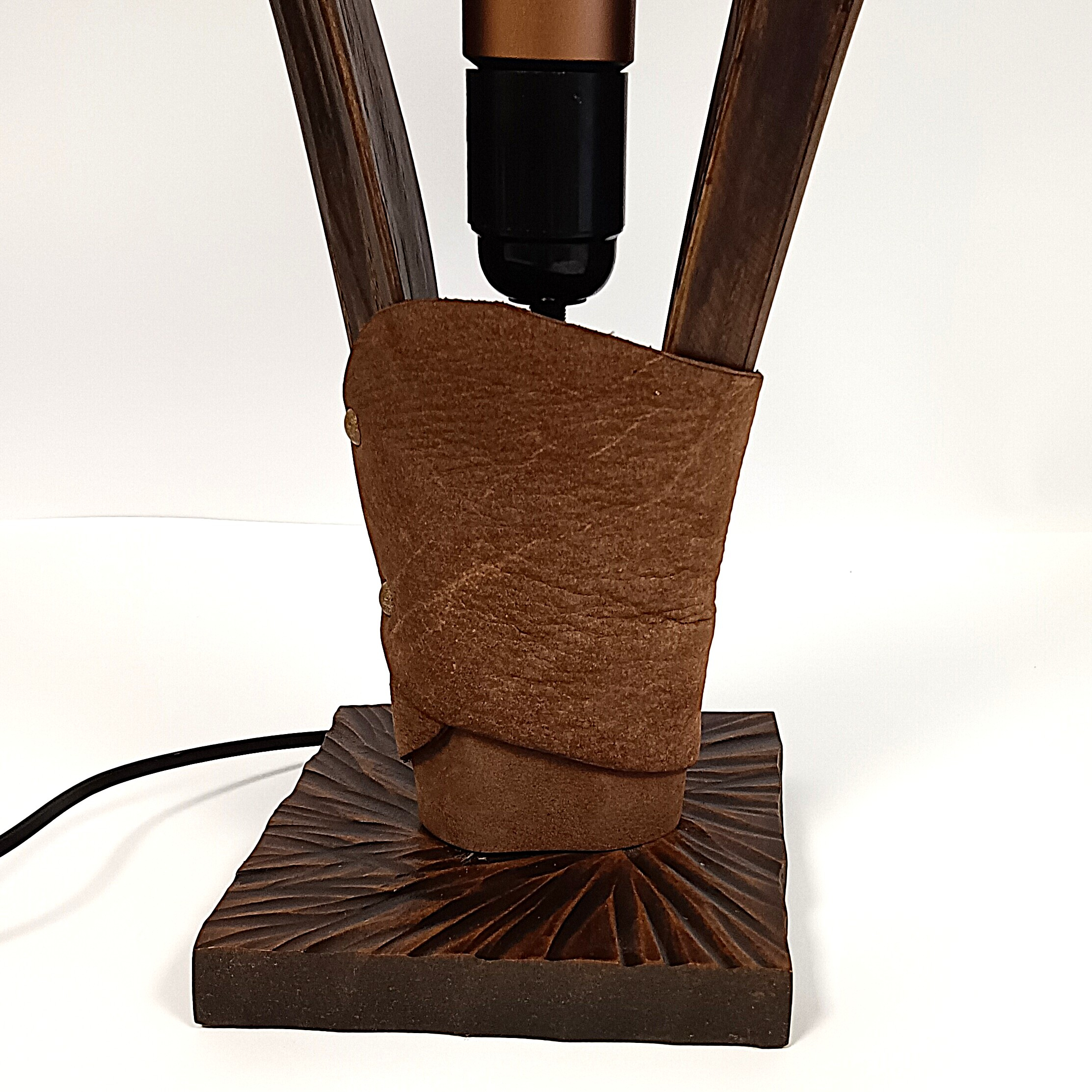 Voir photo 5 de Lampe décorative en bois et cuir Lampe décorative en bois et cuir Bon état reconditionné photo 5