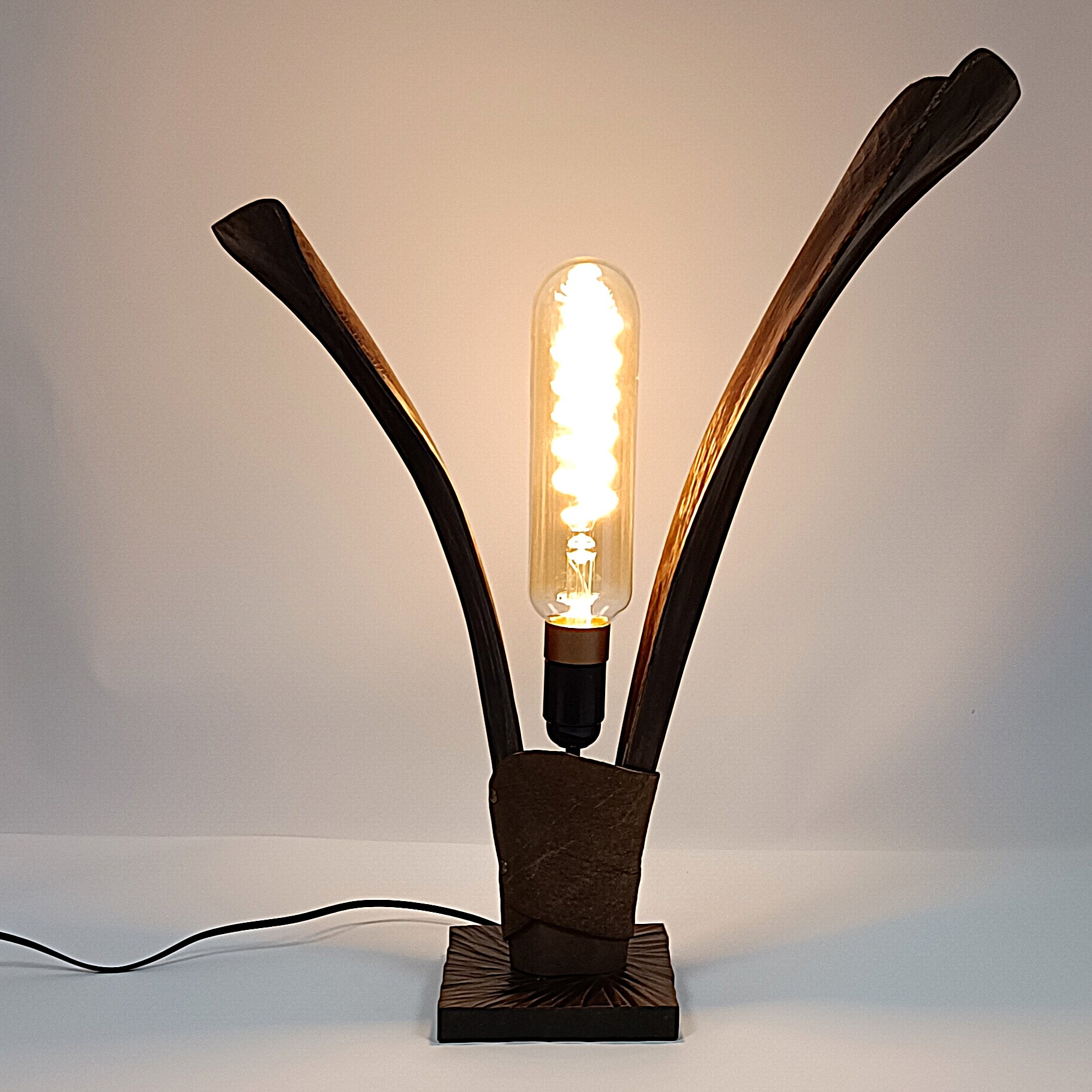 Voir photo 8 de Lampe décorative en bois et cuir Lampe décorative en bois et cuir Bon état reconditionné photo 8