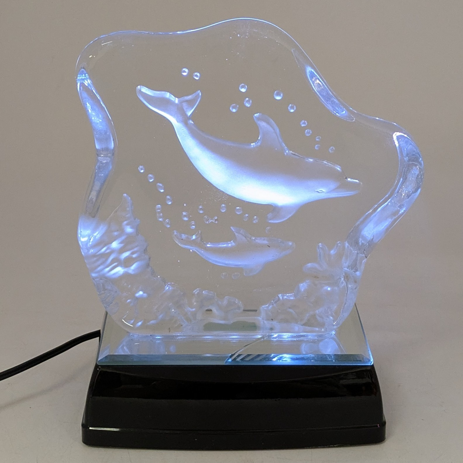 Voir photo 2 de Lampe décorative Phénix Créations à motif dauphins avec socle lumineux Lampe décorative Phénix Créations à motif dauphins avec socle lumineux Bon état reconditionné photo 2