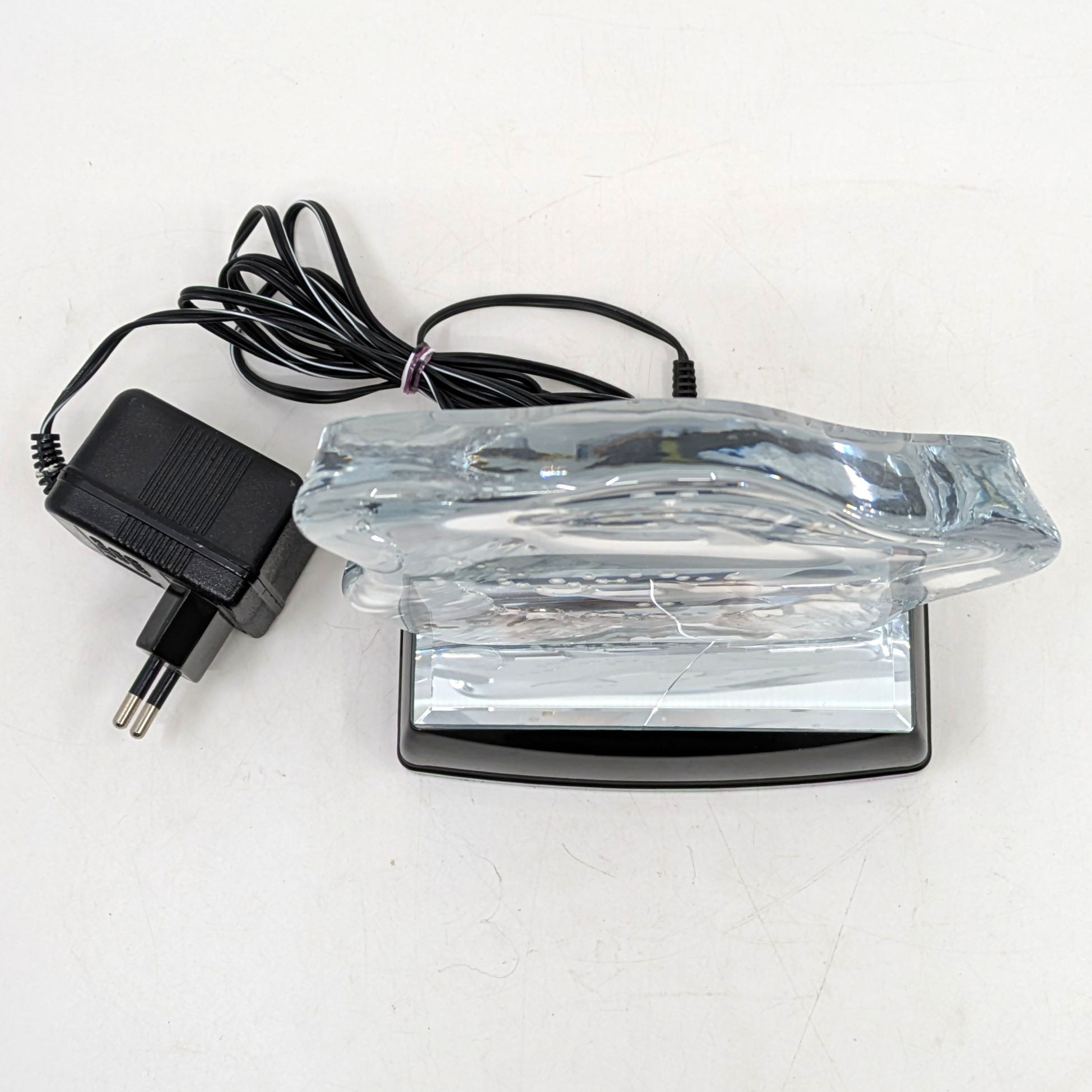 Voir photo 3 de Lampe décorative Phénix Créations à motif dauphins avec socle lumineux Lampe décorative Phénix Créations à motif dauphins avec socle lumineux Bon état reconditionné photo 3