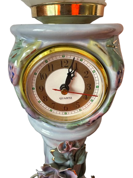 Voir photo 3 de Lampe décorative vintage avec horloge intégrée – globe peint et base fleurie Lampe décorative vintage avec horloge intégrée – globe peint et base fleurie Bon état reconditionné photo 3
