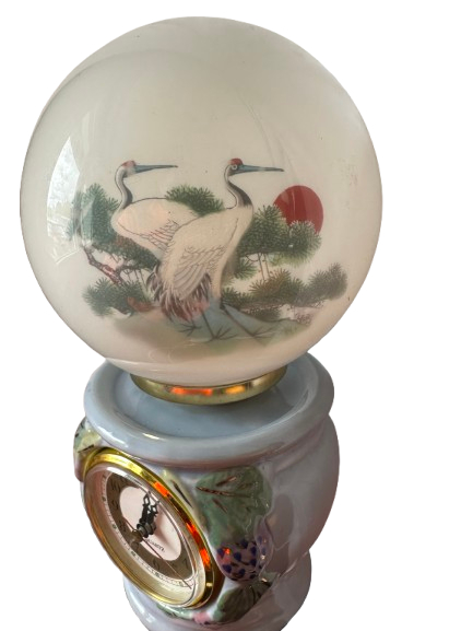 Voir photo 5 de Lampe décorative vintage avec horloge intégrée – globe peint et base fleurie Lampe décorative vintage avec horloge intégrée – globe peint et base fleurie Bon état reconditionné photo 5