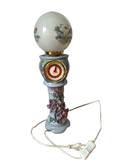 Lampe décorative vintage avec horloge intégrée – globe peint et base fleurie Bon état - alternatives disponibles sur Dero Lampe décorative vintage avec horloge intégrée – globe peint et base fleurie Bon état reconditionné (offre indisponible)