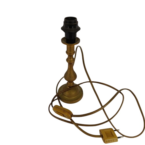 Lampe en bronze ancienne Bon état - 14,00 € Lampe en bronze ancienne Bon état reconditionné disponible sur Label Emmaüs