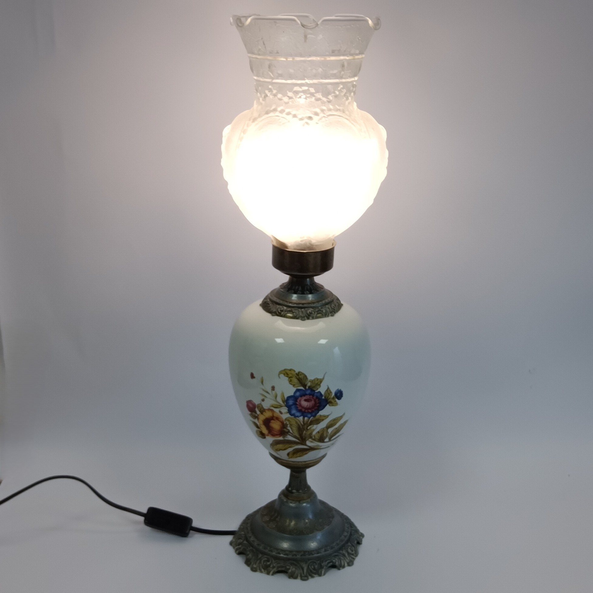 Voir photo 2 de Lampe en céramique décor florale et globe en verre dépoli – Ø 15 x h 60,5 cm Lampe en céramique décor florale et globe en verre dépoli – Ø 15 x h 60,5 cm reconditionné photo 2