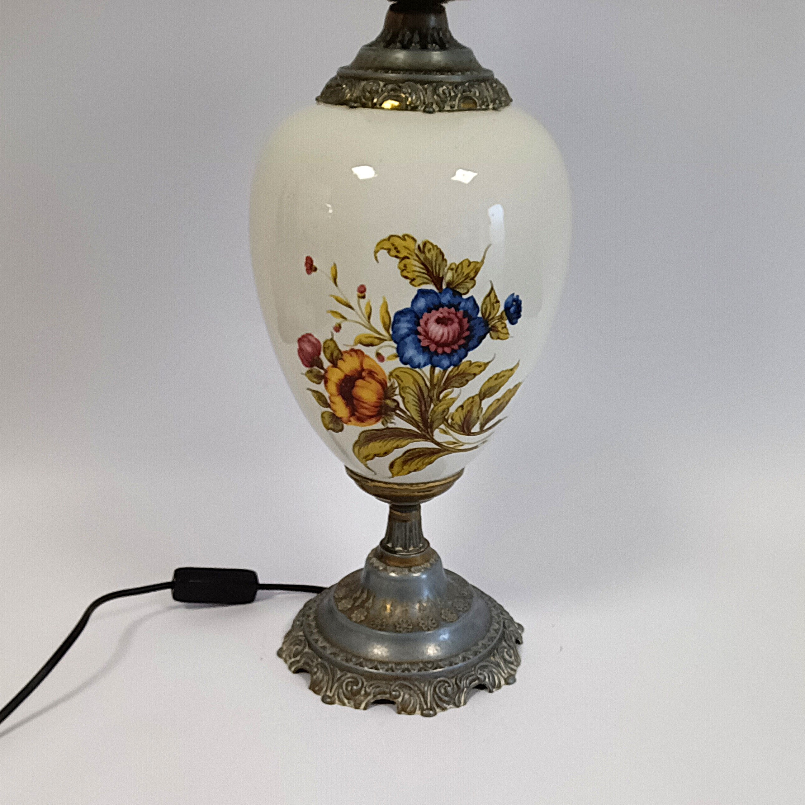 Voir photo 3 de Lampe en céramique décor florale et globe en verre dépoli – Ø 15 x h 60,5 cm Lampe en céramique décor florale et globe en verre dépoli – Ø 15 x h 60,5 cm reconditionné photo 3
