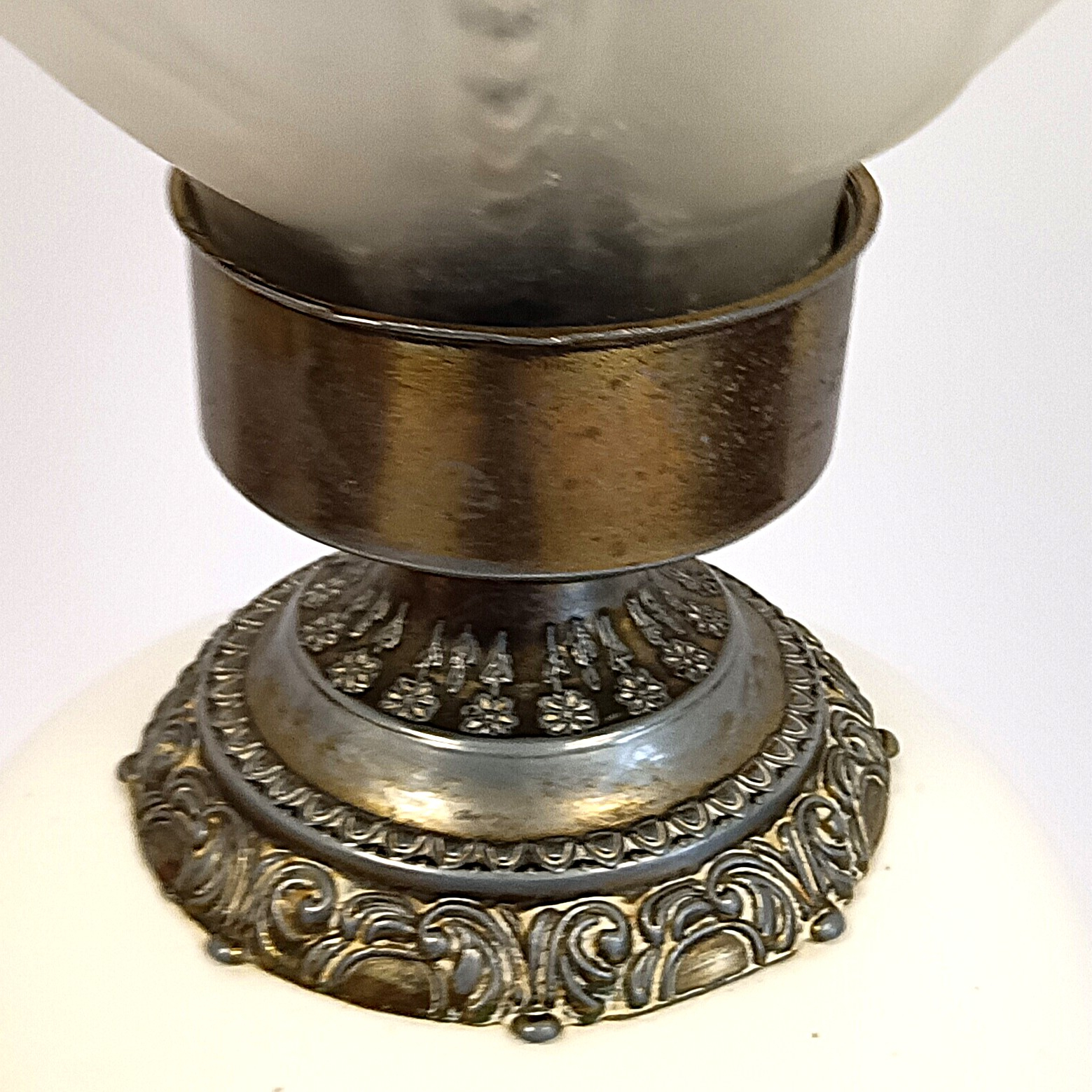 Voir photo 5 de Lampe en céramique décor florale et globe en verre dépoli – Ø 15 x h 60,5 cm Lampe en céramique décor florale et globe en verre dépoli – Ø 15 x h 60,5 cm reconditionné photo 5