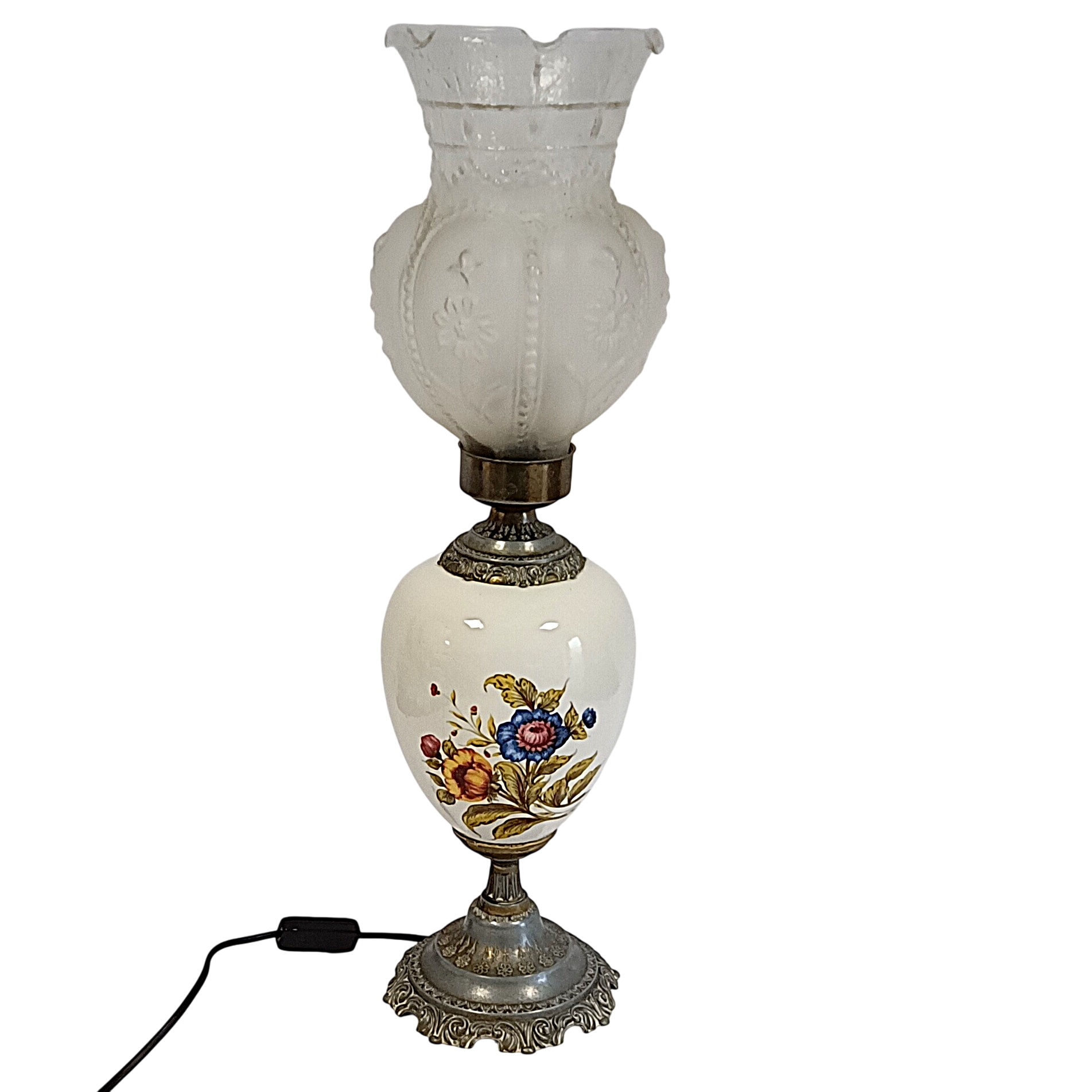 Lampe en céramique décor florale et globe en verre dépoli – Ø 15 x h 60,5 cm - 17,50 € Lampe en céramique décor florale et globe en verre dépoli – Ø 15 x h 60,5 cm reconditionné disponible sur Label Emmaüs