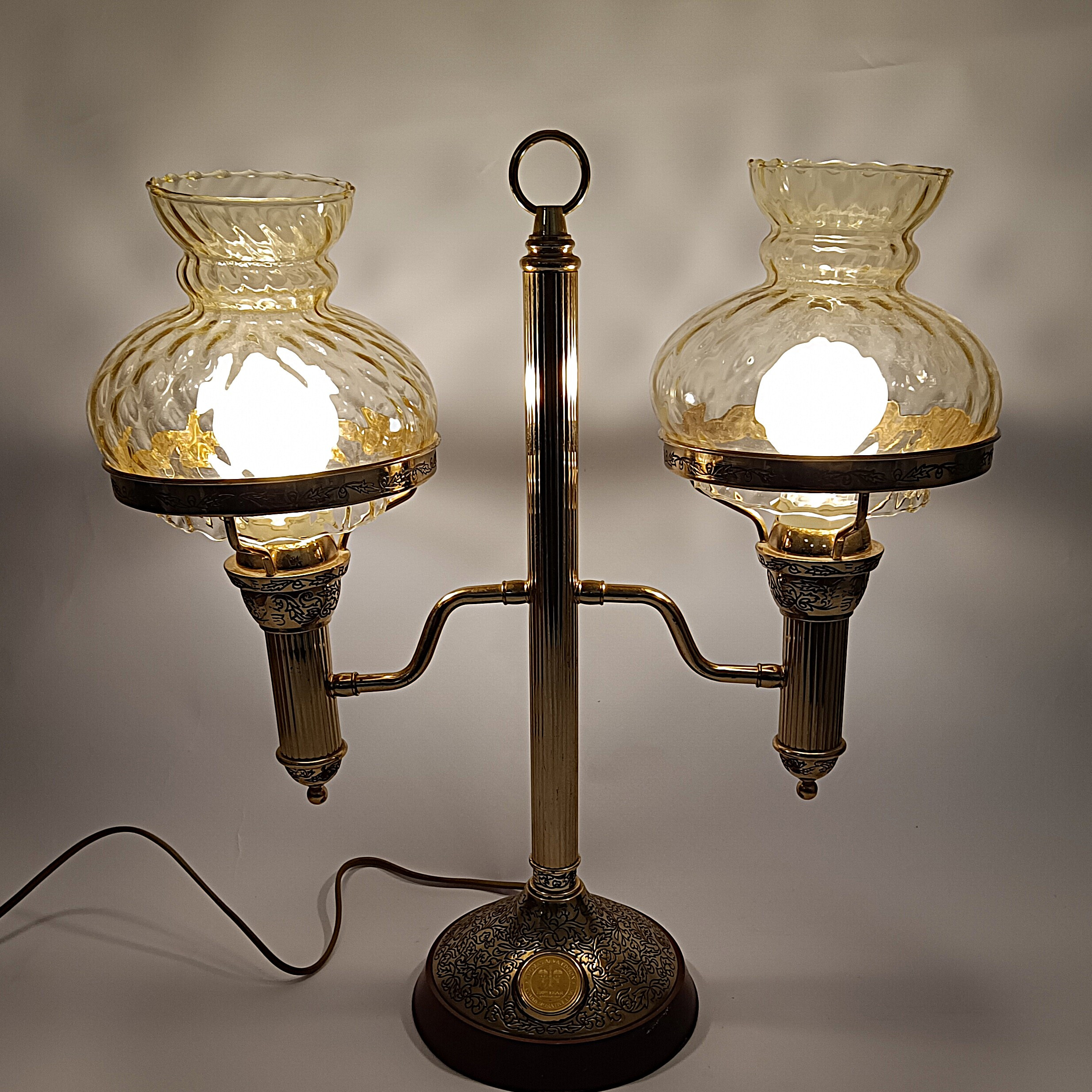 Voir photo 2 de Lampe Franklin Mint "Thomas Alva Edison" double abat-jour en verre ambré – Modèle 16474 Lampe Franklin Mint "Thomas Alva Edison" double abat-jour en verre ambré – Modèle 16474 Très bon état reconditionné photo 2