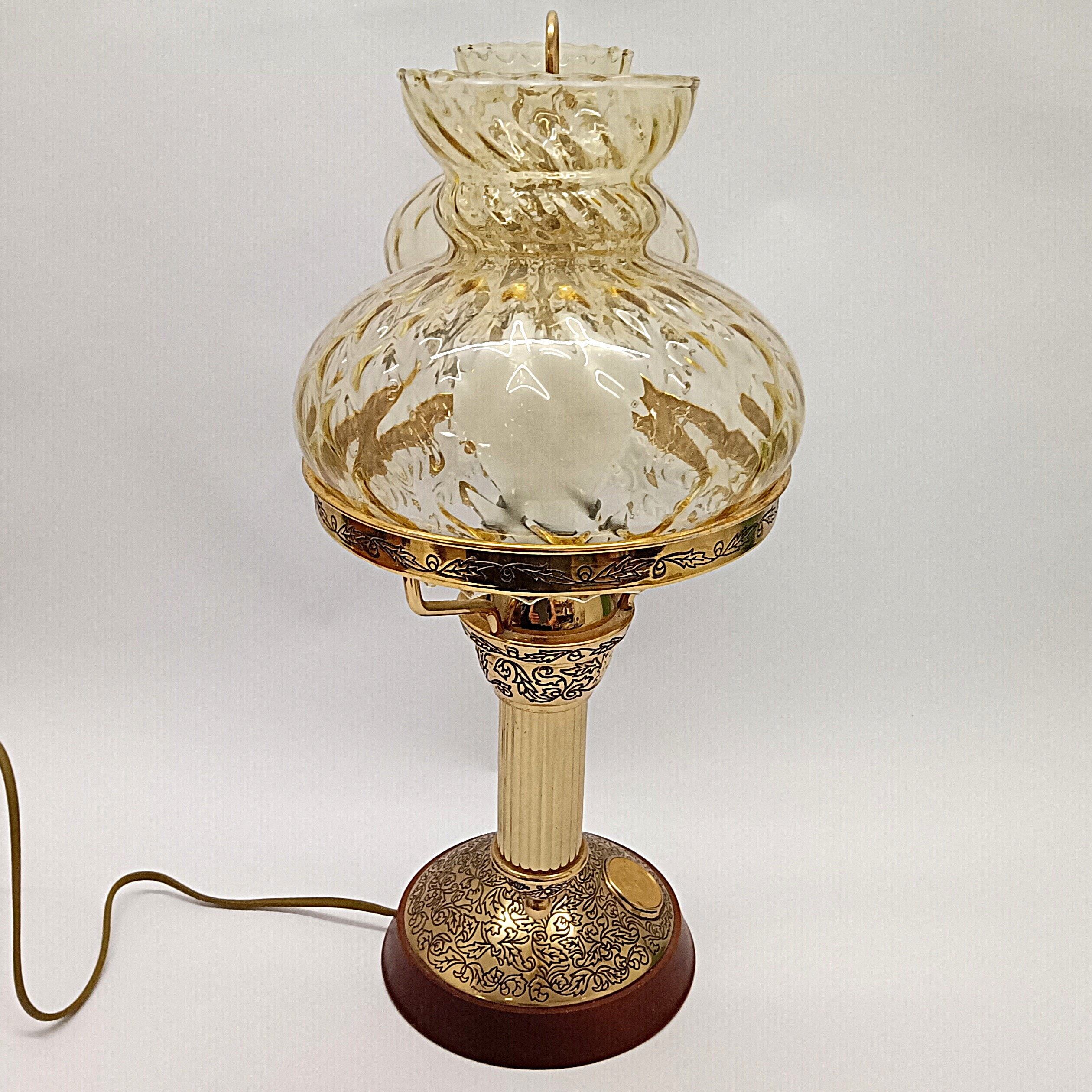 Voir photo 3 de Lampe Franklin Mint "Thomas Alva Edison" double abat-jour en verre ambré – Modèle 16474 Lampe Franklin Mint "Thomas Alva Edison" double abat-jour en verre ambré – Modèle 16474 Très bon état reconditionné photo 3