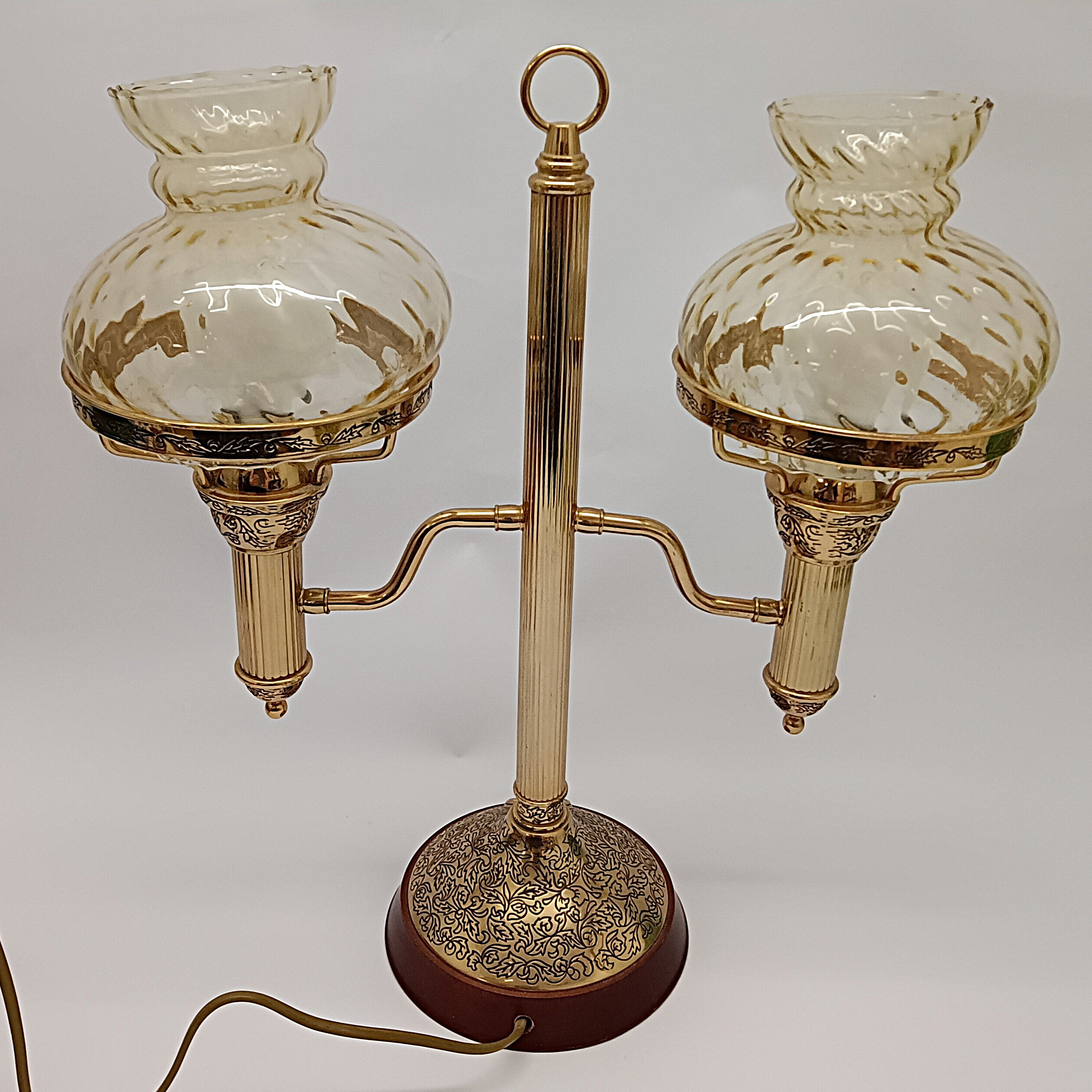 Voir photo 4 de Lampe Franklin Mint "Thomas Alva Edison" double abat-jour en verre ambré – Modèle 16474 Lampe Franklin Mint "Thomas Alva Edison" double abat-jour en verre ambré – Modèle 16474 Très bon état reconditionné photo 4