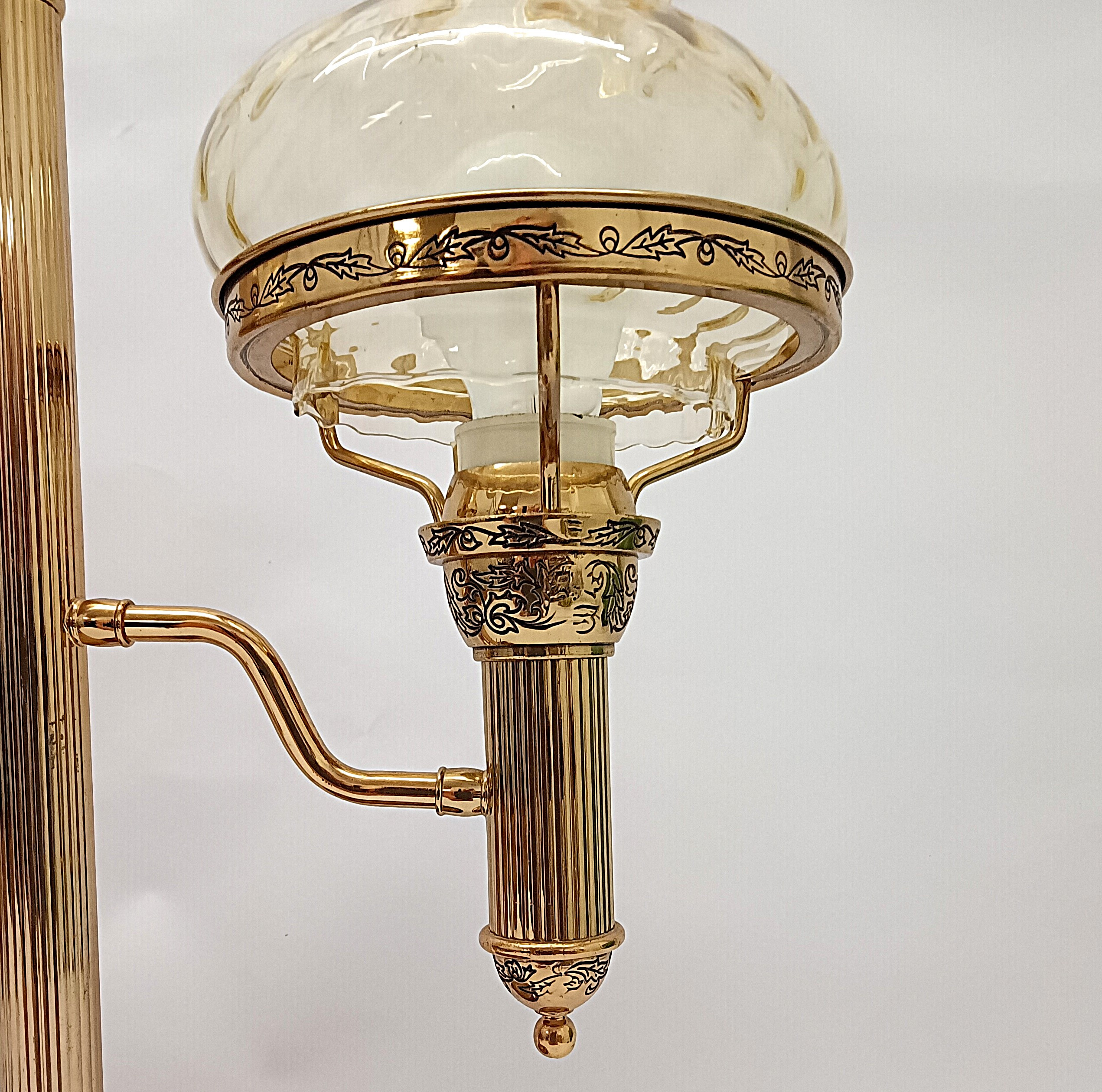 Voir photo 5 de Lampe Franklin Mint "Thomas Alva Edison" double abat-jour en verre ambré – Modèle 16474 Lampe Franklin Mint "Thomas Alva Edison" double abat-jour en verre ambré – Modèle 16474 Très bon état reconditionné photo 5