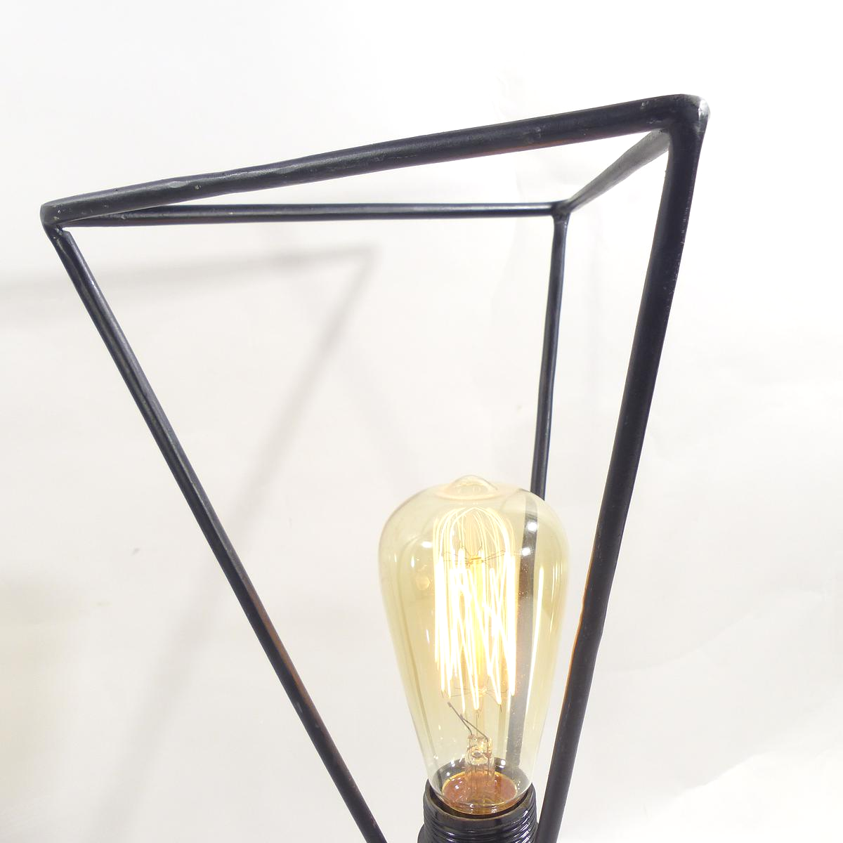 Voir photo 3 de Lampe géométrique contemporaine - Tubes métalliques Lampe géométrique contemporaine - Tubes métalliques Bon état reconditionné photo 3