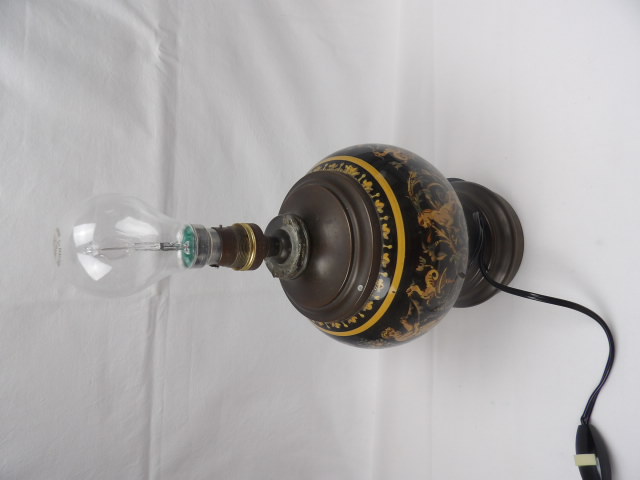 Voir photo 2 de Lampe pétrole en faïence de GIEN décor Renaissance Electrifié Lampe pétrole en faïence de GIEN décor Renaissance Electrifié État correct reconditionné photo 2