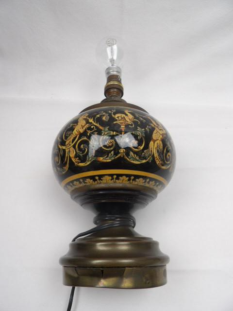 Voir photo 4 de Lampe pétrole en faïence de GIEN décor Renaissance Electrifié Lampe pétrole en faïence de GIEN décor Renaissance Electrifié État correct reconditionné photo 4
