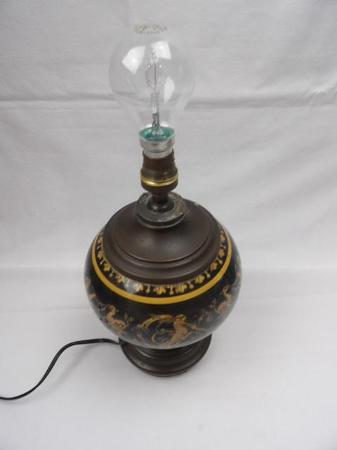Voir photo 6 de Lampe pétrole en faïence de GIEN décor Renaissance Electrifié Lampe pétrole en faïence de GIEN décor Renaissance Electrifié État correct reconditionné photo 6