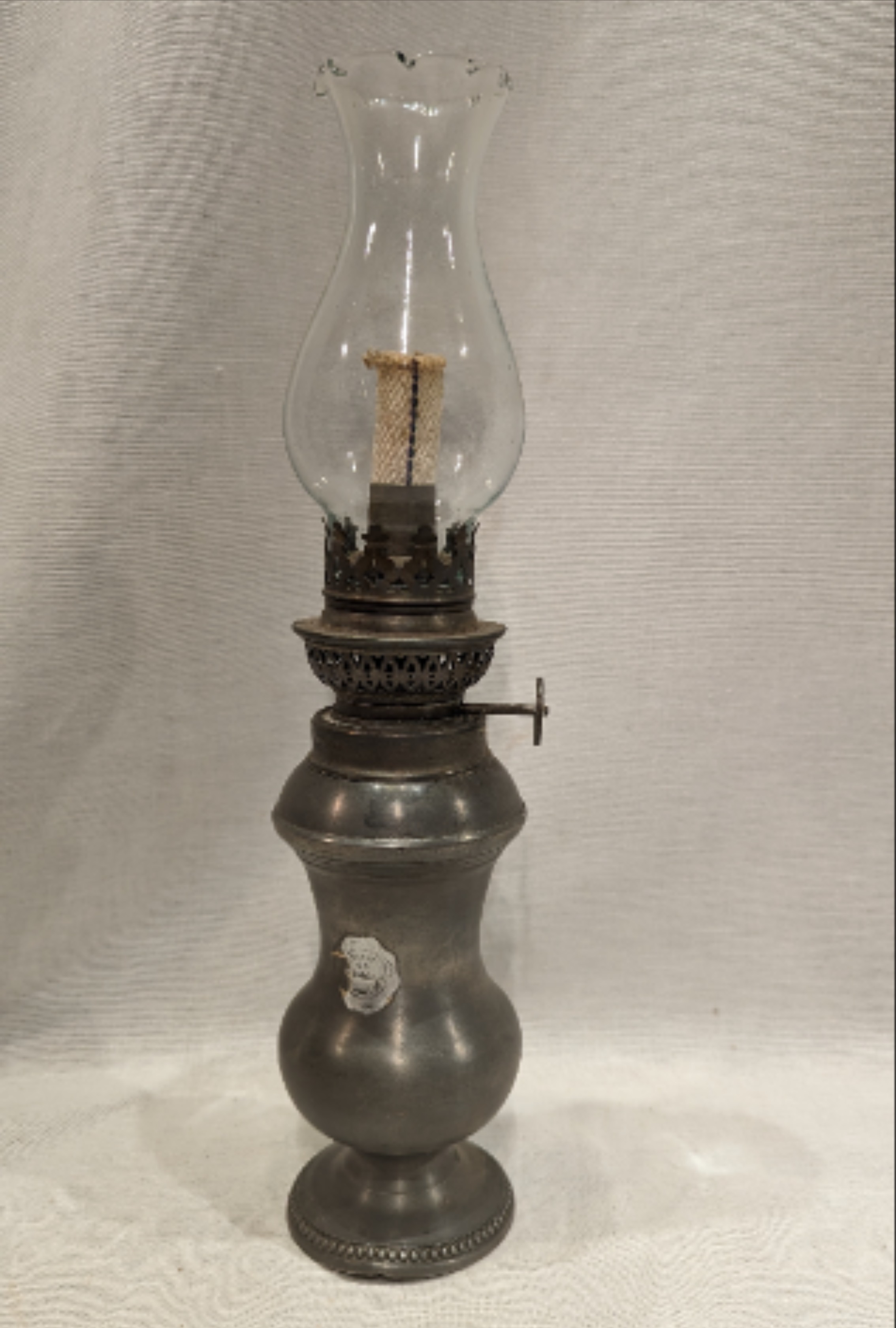 Voir photo 3 de Lampe pétrole, fonctionnelle, en étain de table a 95 % Lampe pétrole, fonctionnelle, en étain de table a 95 % Bon état reconditionné photo 3