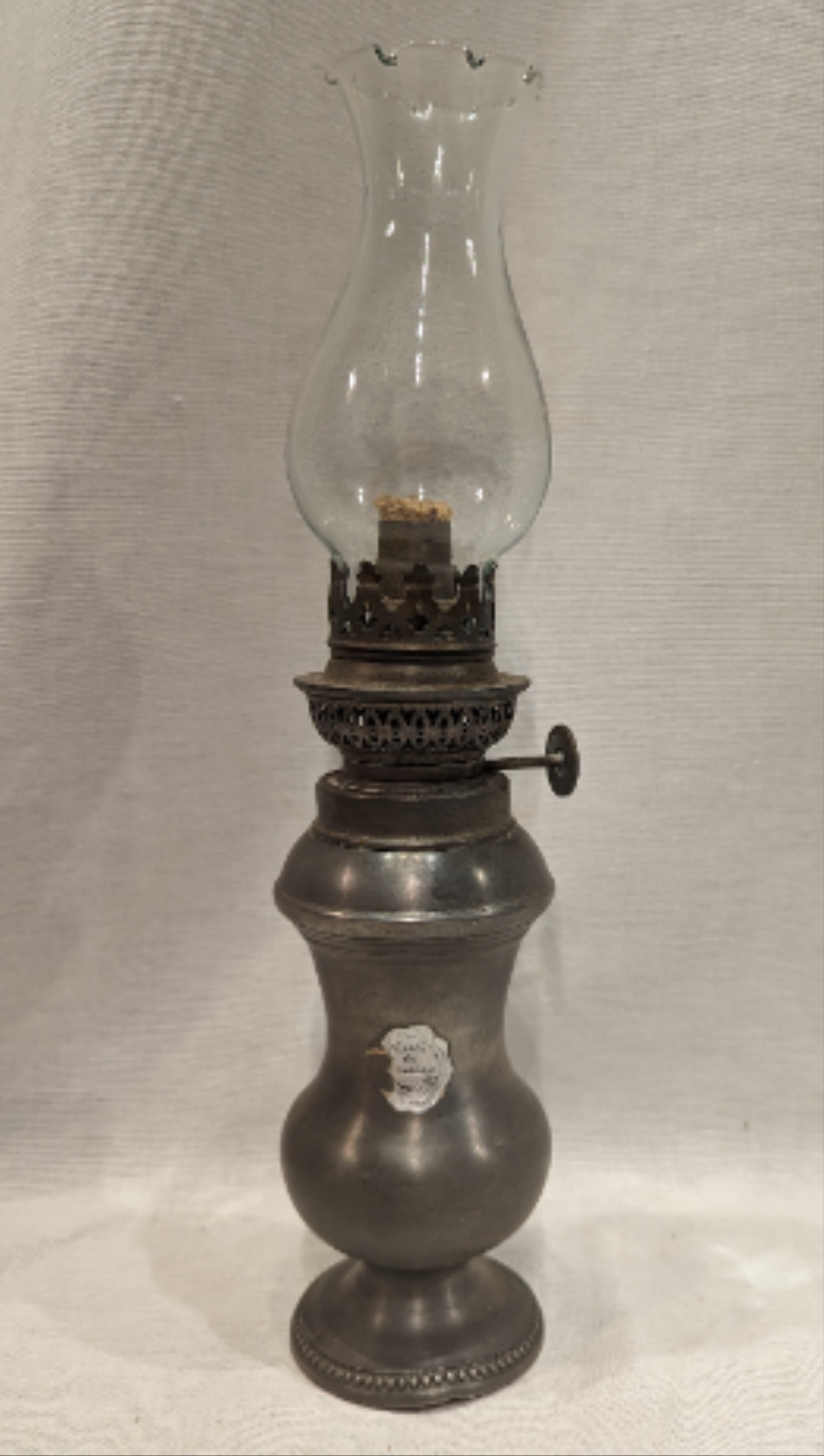 Lampe pétrole, fonctionnelle, en étain de table a 95 % Bon état - 15,00 € Lampe pétrole, fonctionnelle, en étain de table a 95 % Bon état reconditionné disponible sur Label Emmaüs