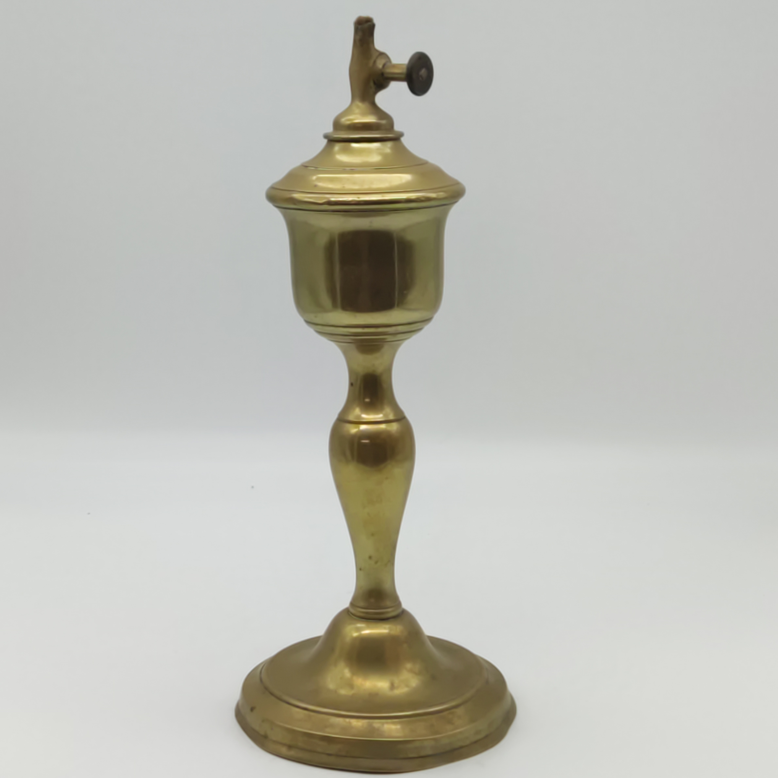 Lampe Pétrole Laiton massif Bon état - 11,00 € Lampe Pétrole Laiton massif Bon état reconditionné disponible sur Label Emmaüs