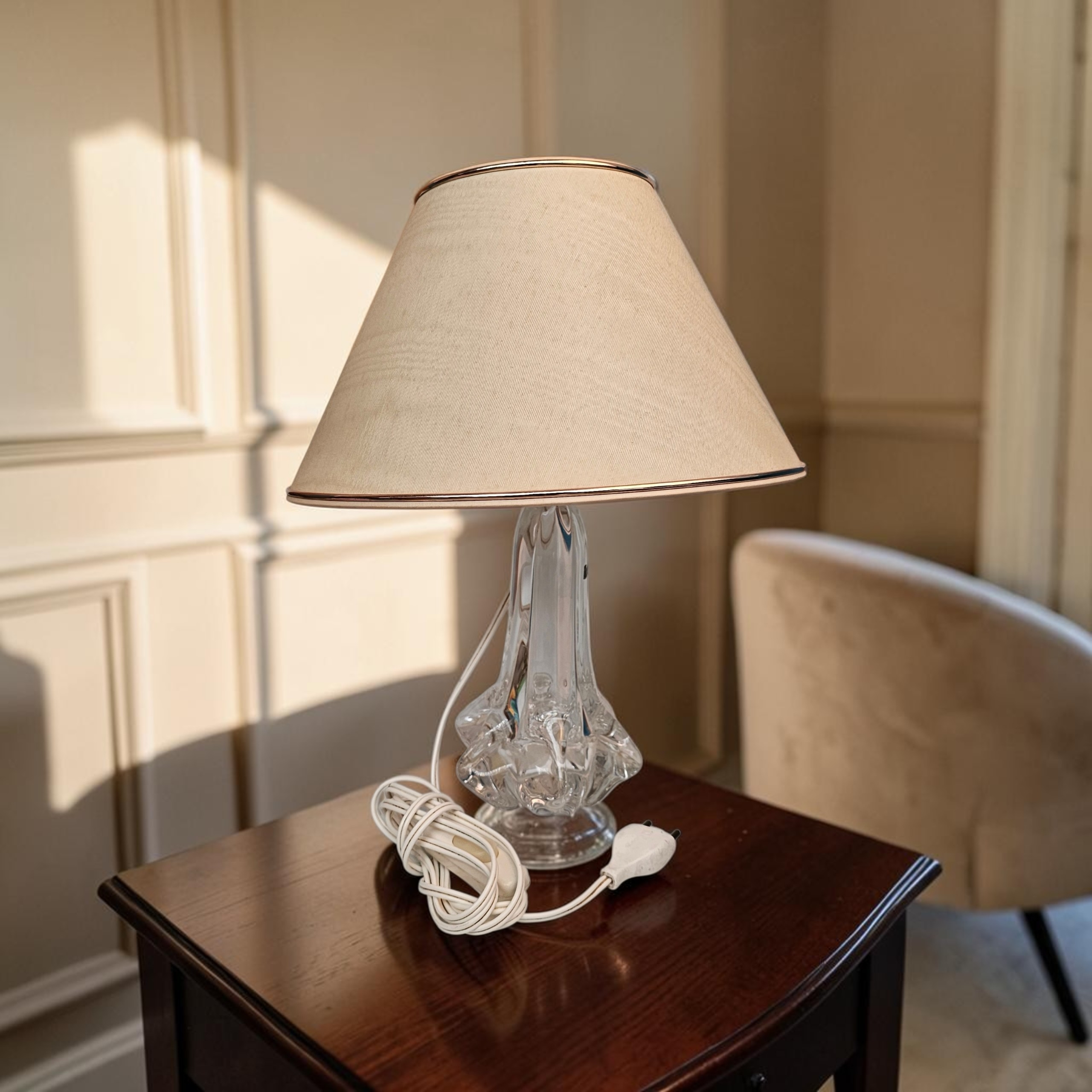 Acheter Lampe salon/Chevet vintage en cristal véritable. Très bon état - 63,80 € Lampe salon/Chevet vintage en cristal véritable. Très bon état reconditionné disponible sur Label Emmaüs