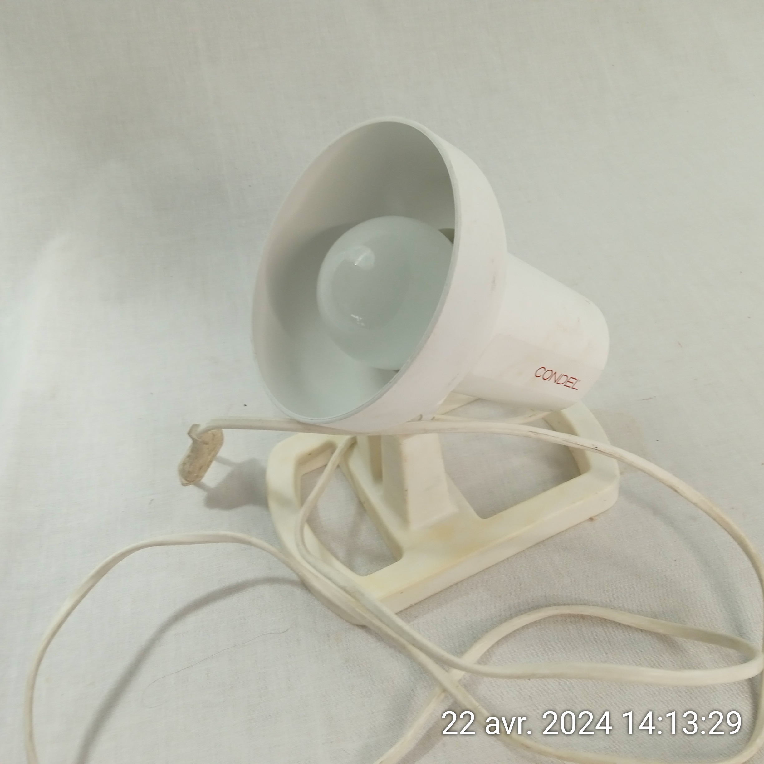 Lampe Spot orientable Condel type 5015 blanc vintage 60-70s - 12,00 € Lampe Spot orientable Condel type 5015 blanc vintage 60-70s reconditionné disponible sur Label Emmaüs