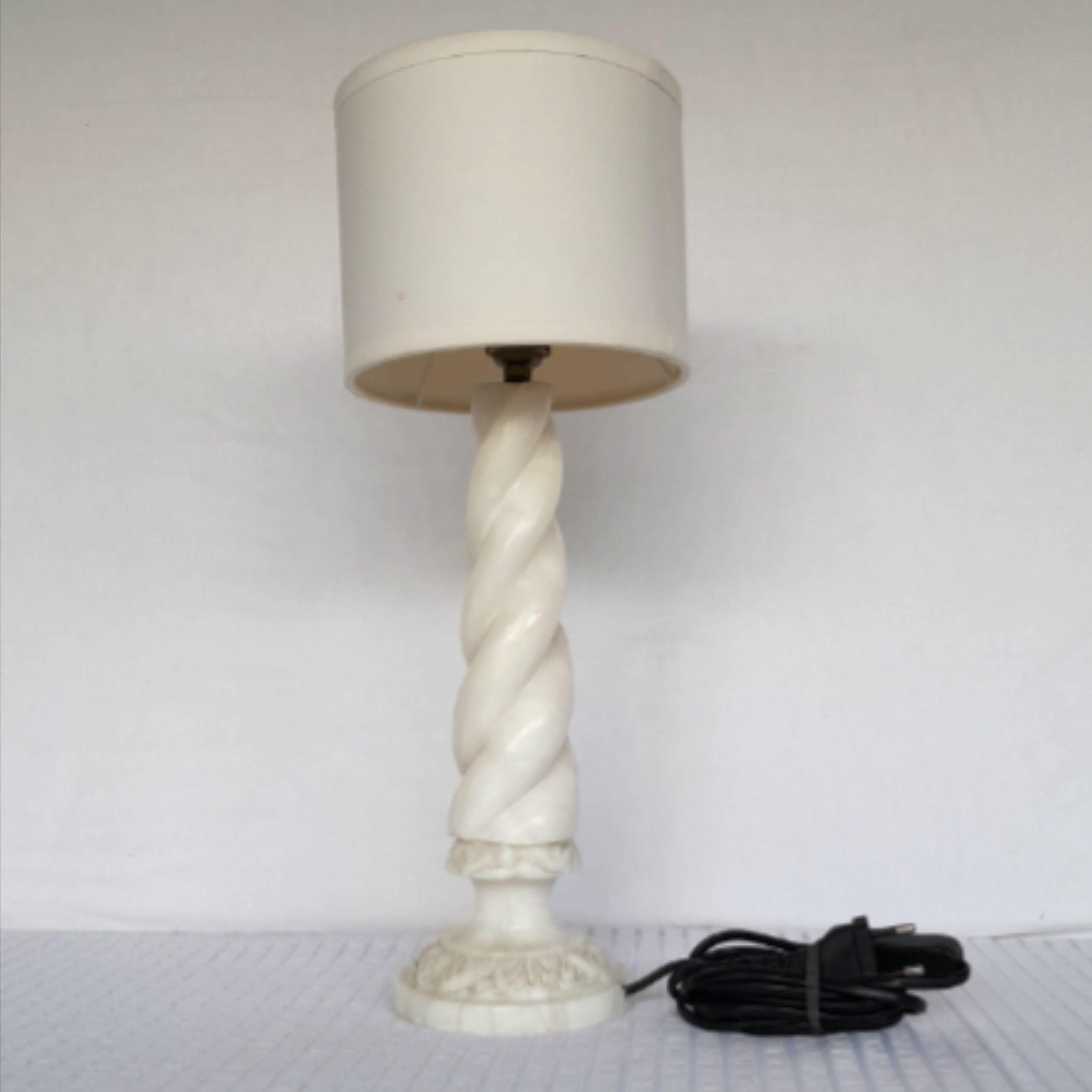 Voir photo 2 de LAMPE torsadée avec abat-jour blanc, diamètre 16 cm LAMPE torsadée avec abat-jour blanc, diamètre 16 cm Très bon état reconditionné photo 2