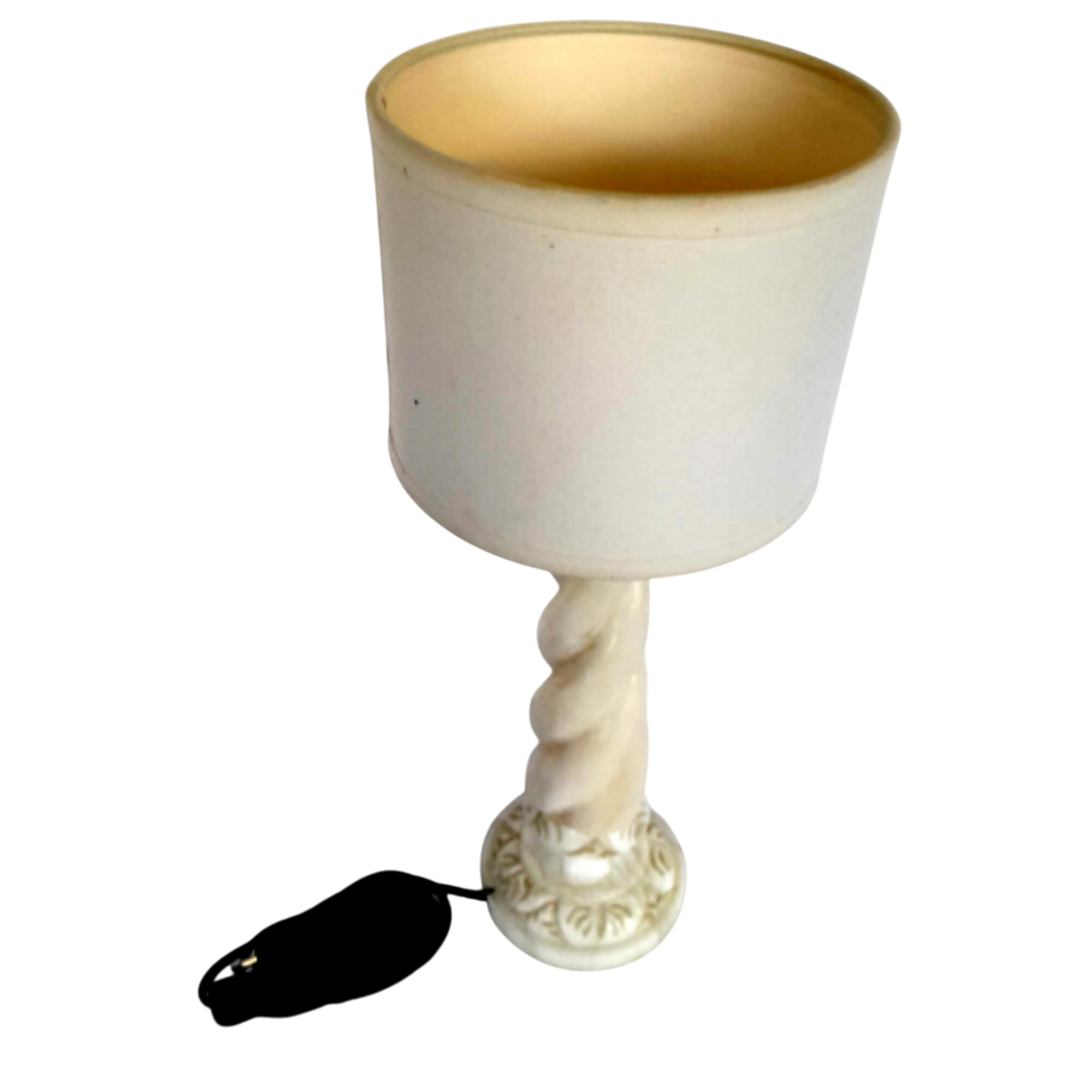 Acheter LAMPE torsadée avec abat-jour blanc, diamètre 16 cm Très bon état - 15,00 € LAMPE torsadée avec abat-jour blanc, diamètre 16 cm Très bon état reconditionné disponible sur Label Emmaüs