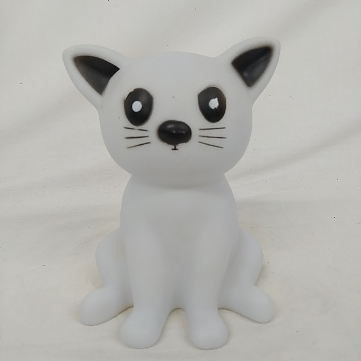 Lampe veilleuse "Chat" Bon état - 10,00 € Lampe veilleuse "Chat" Bon état reconditionné disponible sur Label Emmaüs