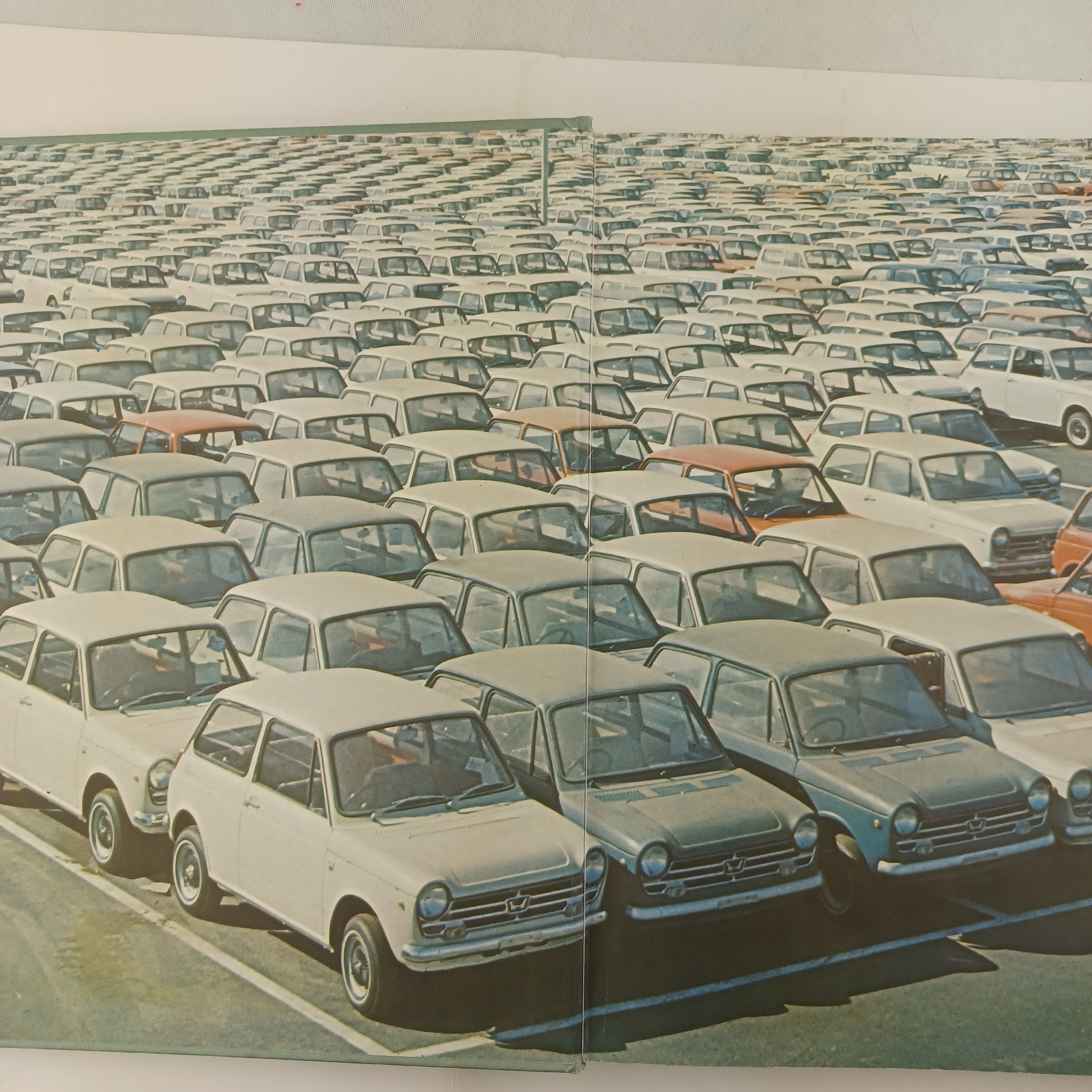 Voir photo 3 de Le monde fascinant des autos de 1978 par Peter Roberts pour Gründ Le monde fascinant des autos de 1978 par Peter Roberts pour Gründ Très bon état reconditionné photo 3