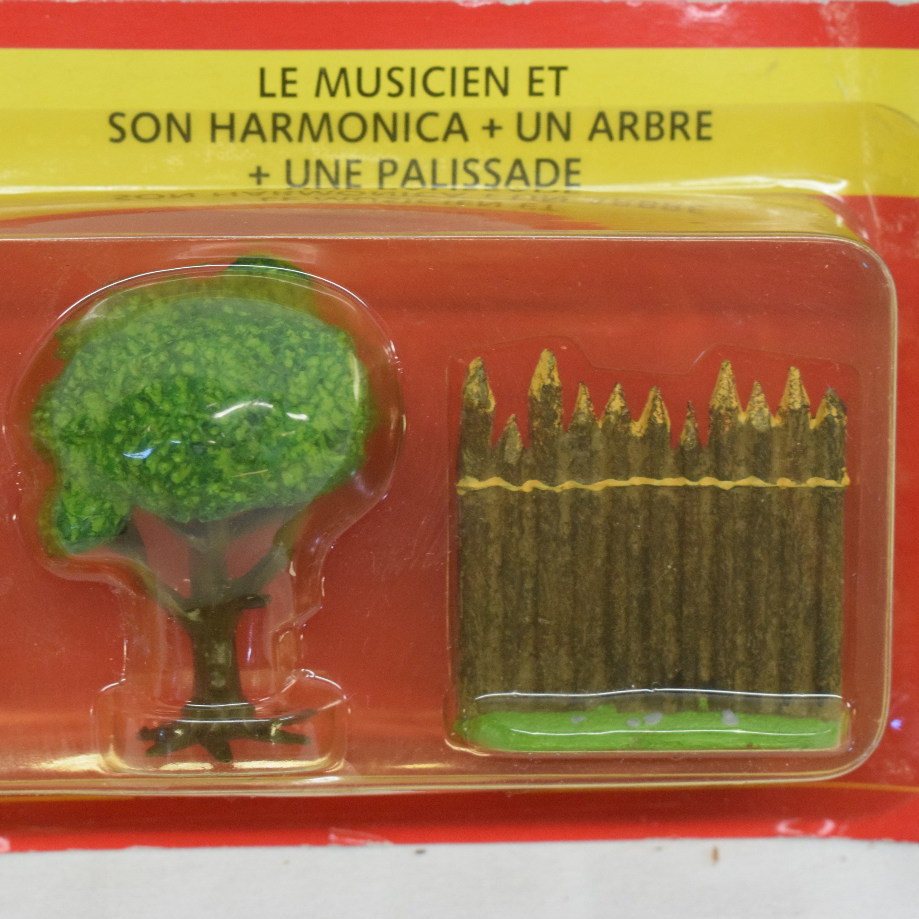 Voir photo 3 de Le musicien à l'harmonica avec un arbre et une palissade Plastoy pour les éditions Atlas année 2005 Le musicien à l'harmonica avec un arbre et une palissade Plastoy pour les éditions Atlas année 2005 État correct reconditionné photo 3