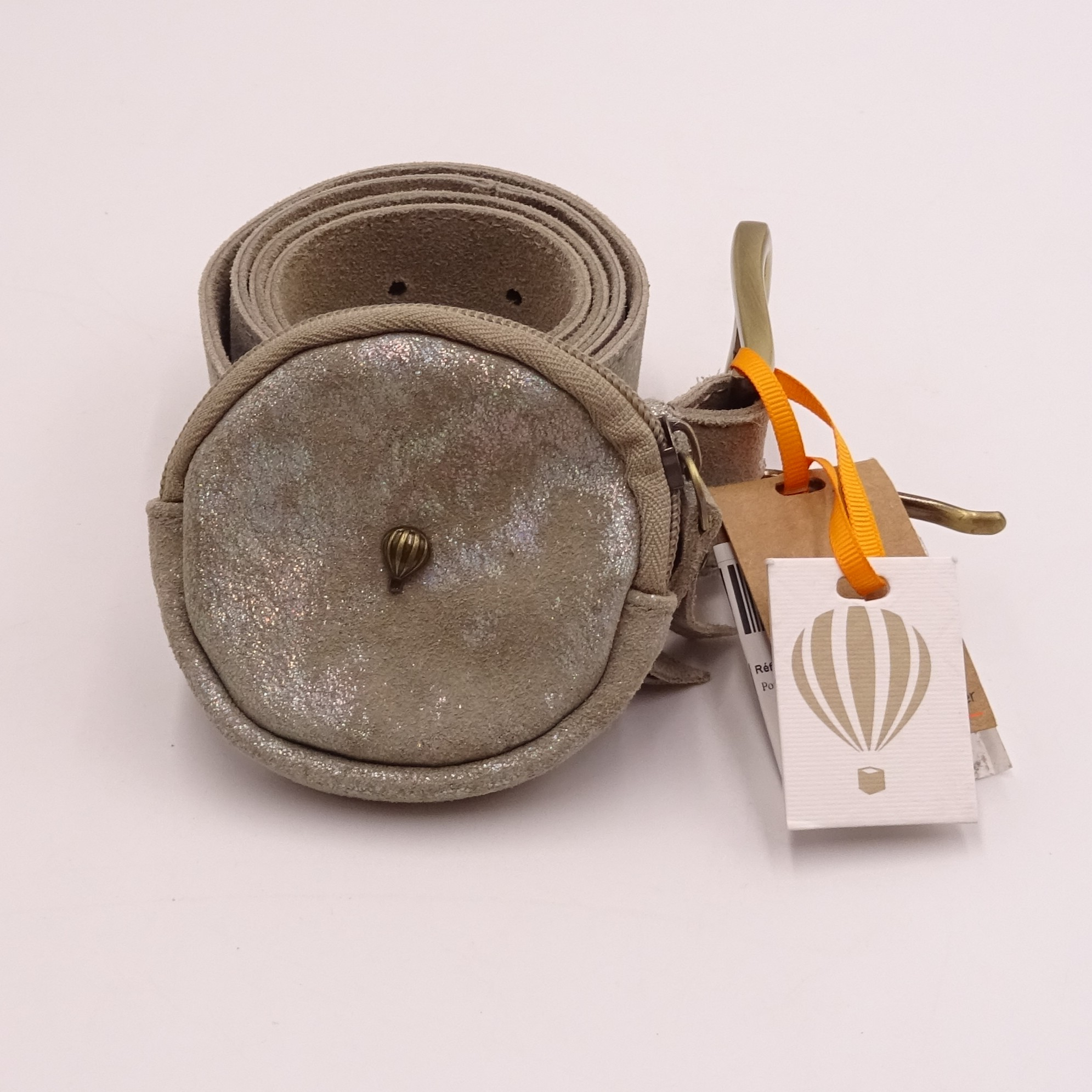 Voir photo 2 de Le Voyage en Panier Ceinture avec porte monnaie en cuir velours sauge Le Voyage en Panier Ceinture avec porte monnaie en cuir velours sauge Très bon état reconditionné photo 2
