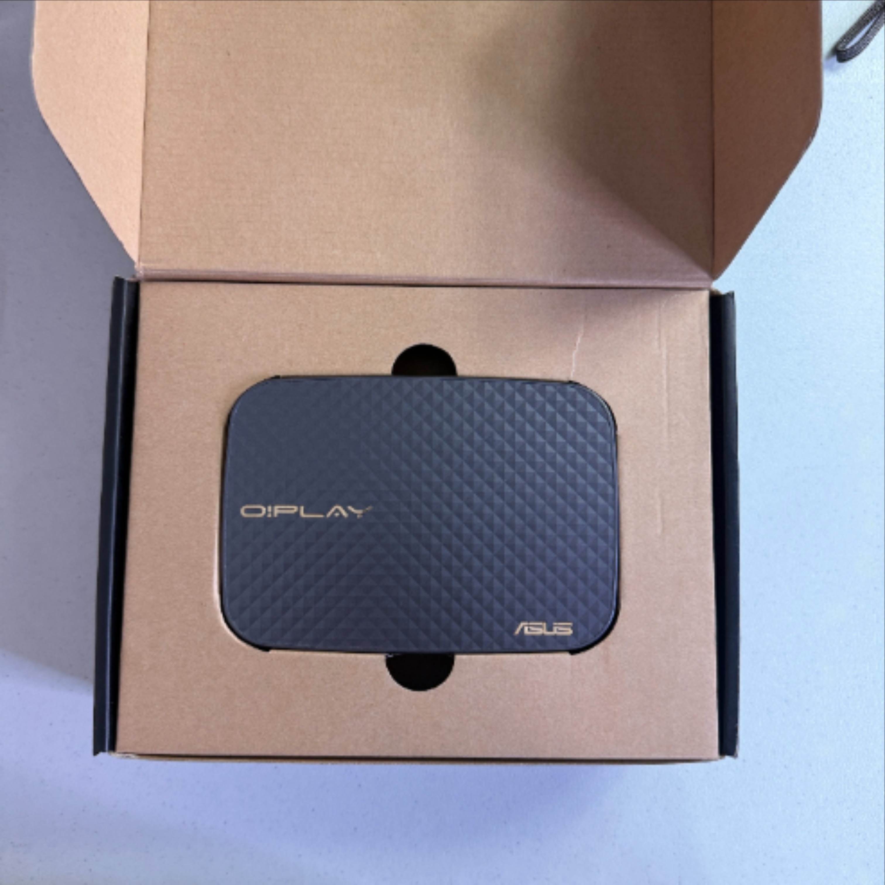 Voir photo 4 de Lecteur multimédia et boitier TV intelligent ASUS | Dero Lecteur multimédia et boitier TV intelligent ASUS Très bon état reconditionné photo 4 | Dero