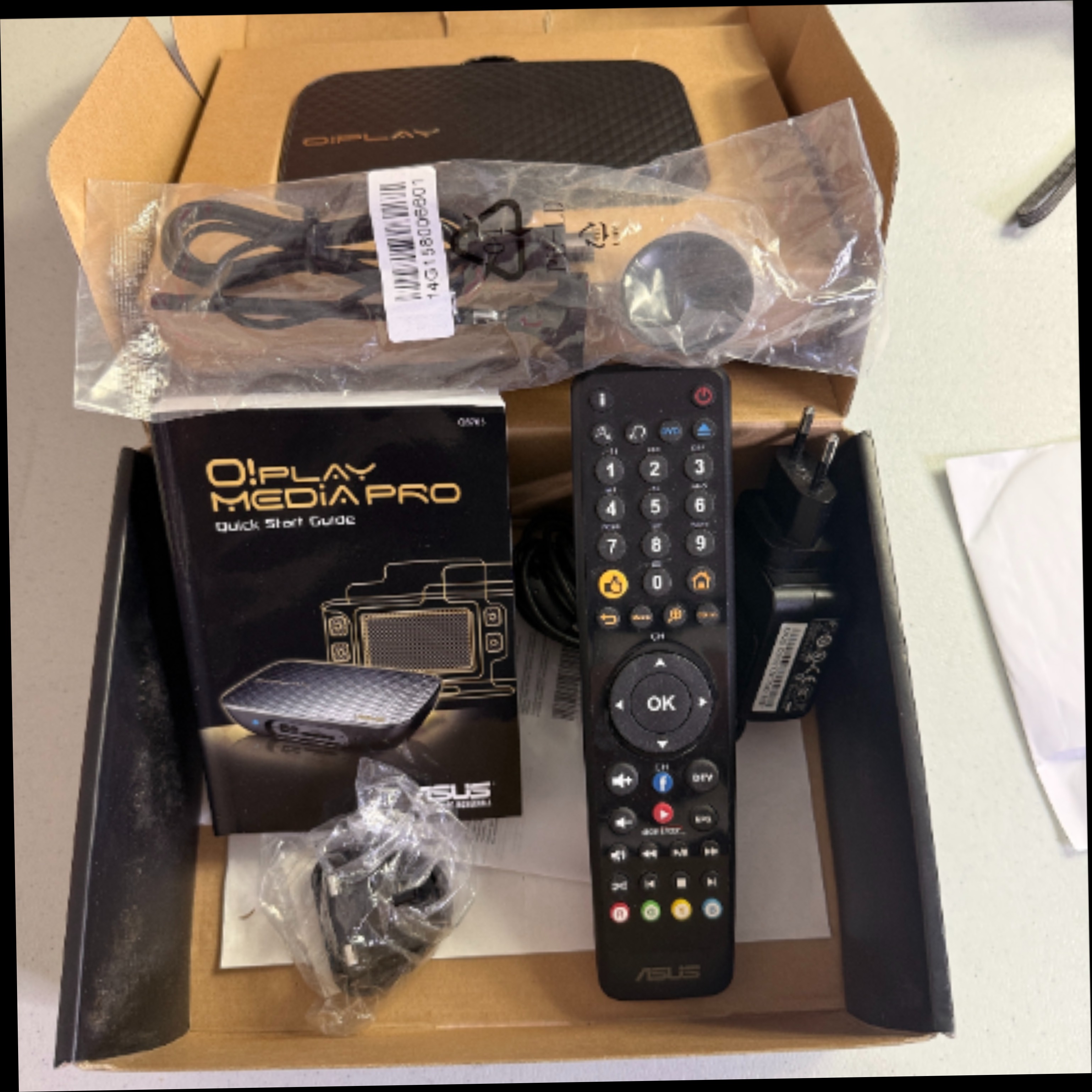 Voir photo 9 de Lecteur multimédia et boitier TV intelligent ASUS | Dero Lecteur multimédia et boitier TV intelligent ASUS Très bon état reconditionné photo 9 | Dero